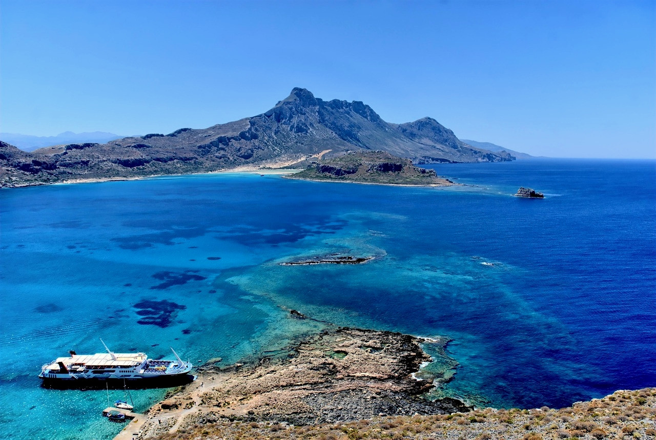 Îlot et eaux turquoise de la mer Égée - Grèce