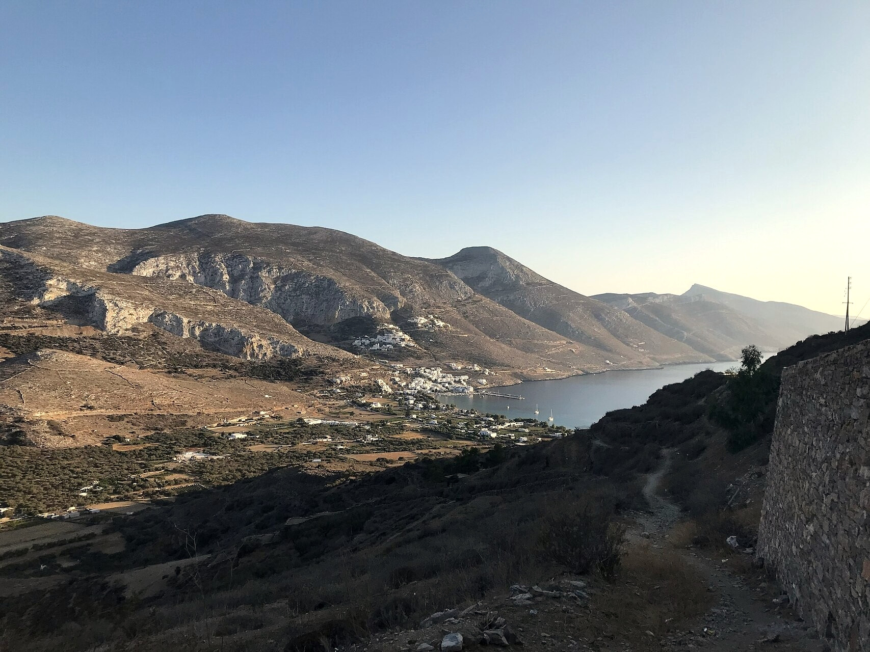 La baie d'Aegiali vue depuis les hauteurs de Tholaria - Amorgos, Cyclades - Grèce © Zde / Wikimedia (CC BY-SA 4.0)