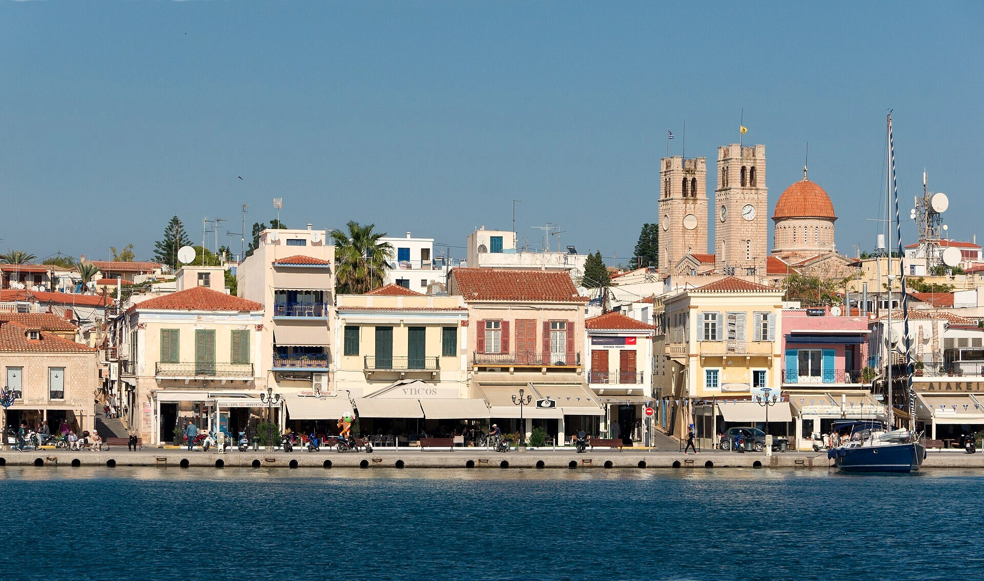 Front de mer néoclassique du port d'Égine - golfe Saronique, Grèce