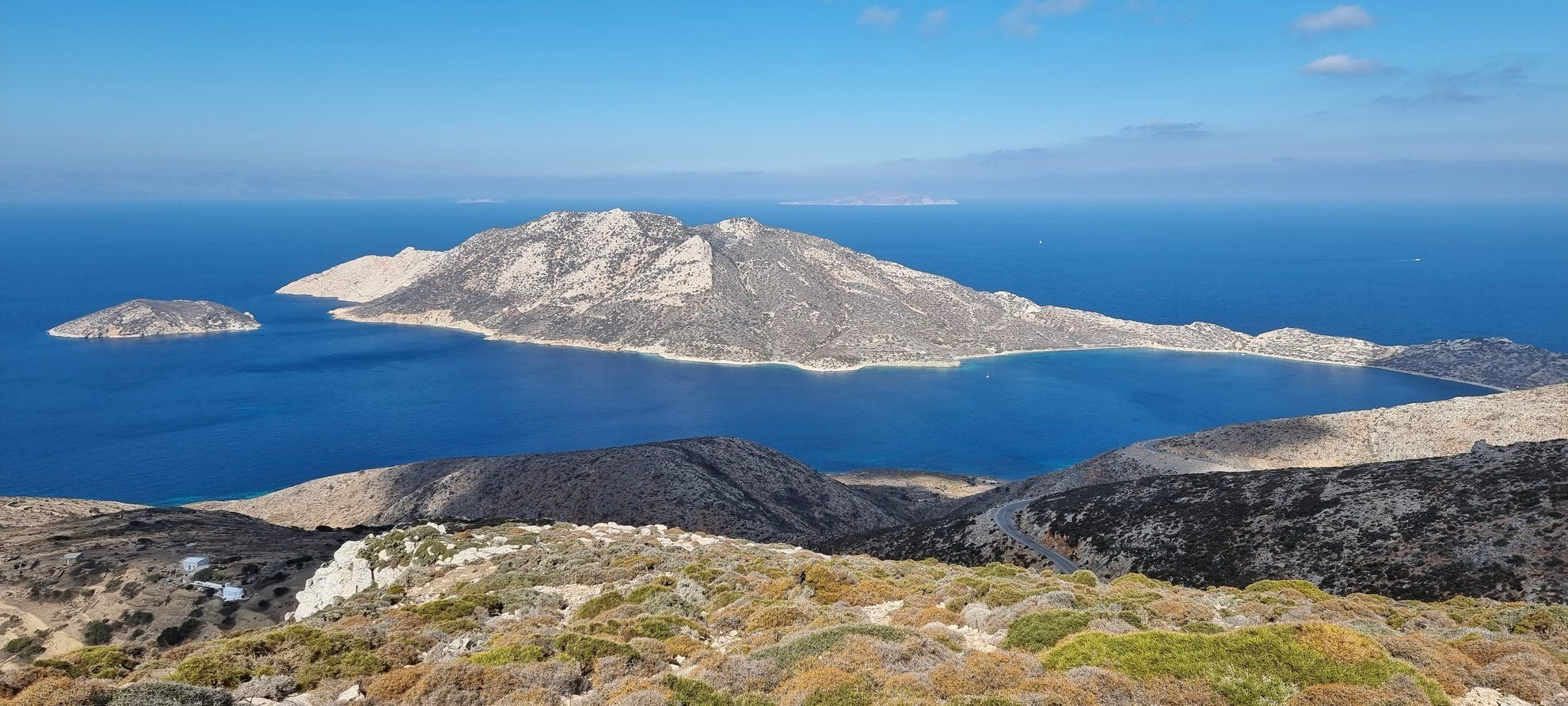 Vue aérienne de l'île dans la mer Égée - Amorgos - Cyclades, Grèce © JC Praire