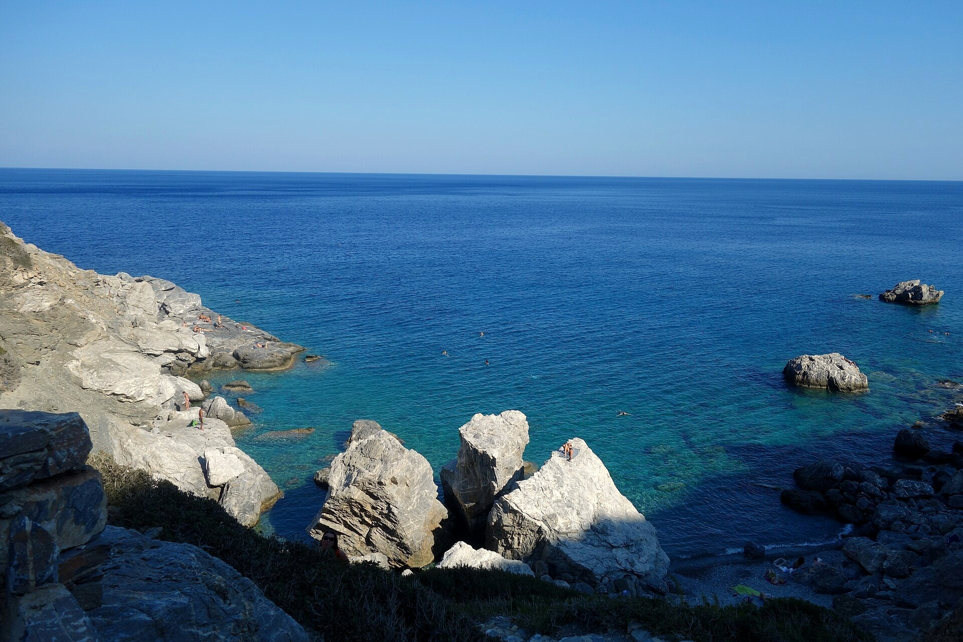 La crique d'Agia Anna aux eaux du Grand Bleu - Amorgos, Cyclades - Grèce © Zde / Wikimedia (CC BY-SA 4.0)