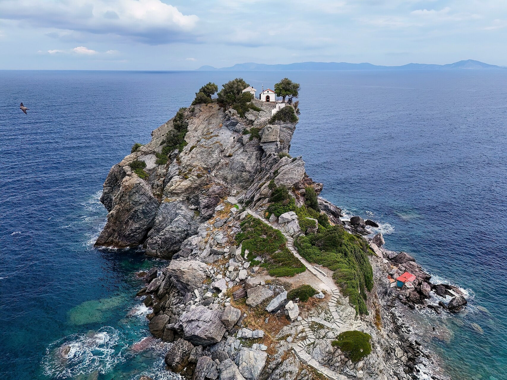 Chapelle Agios Ioannis sto Kastri sur son piton rocheux - Skopelos, Sporades - Grèce © Giles Laurent / Wikimedia (CC BY-SA 4.0)