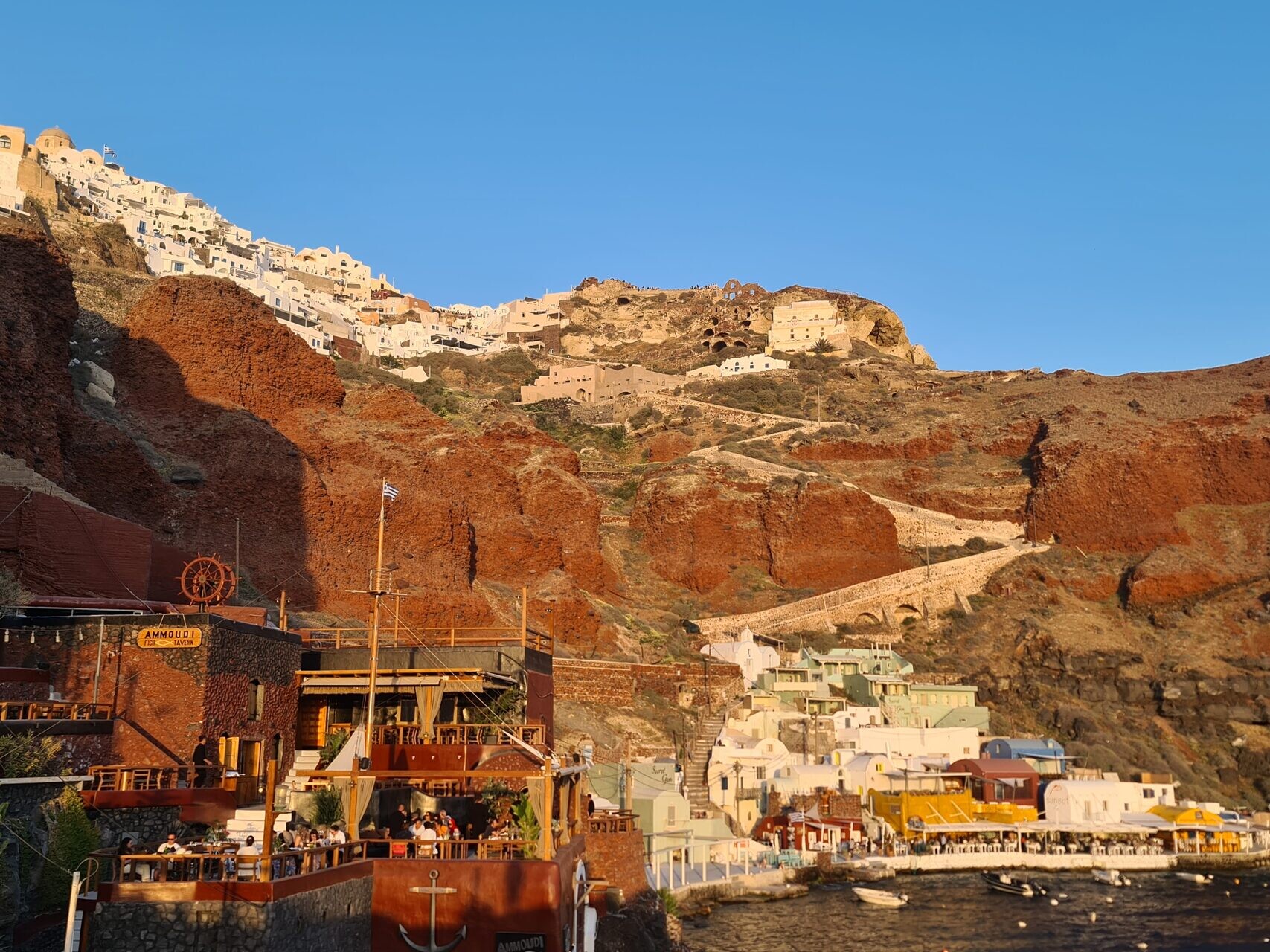 Le port d'Ammoudi au pied des falaises d'Oia - Santorin, Cyclades - Grèce © Anthony Baratier / Wikimedia (CC BY-SA 4.0)