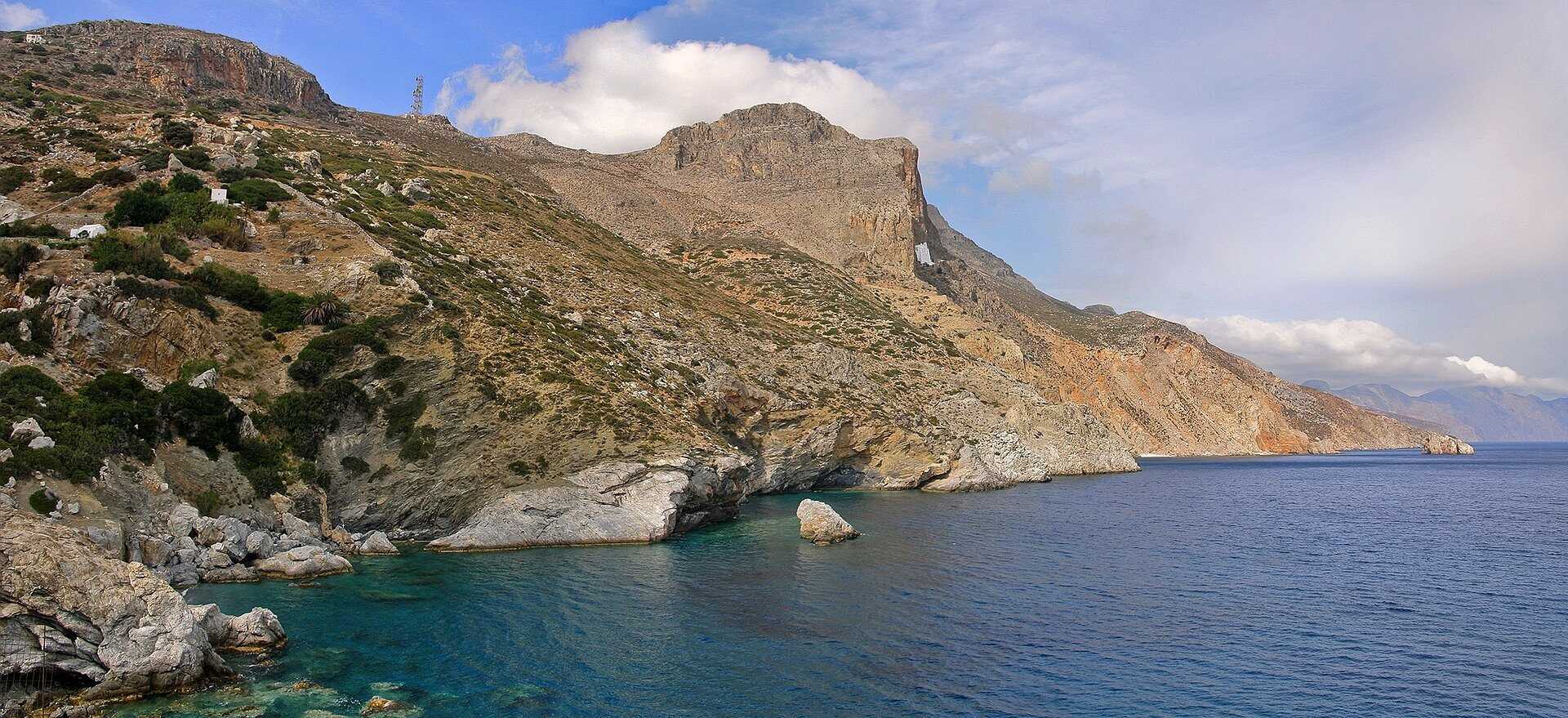 La côte est d'Amorgos plongeant dans la mer Égée - Cyclades - Grèce © Martin Kraft / Wikimedia (CC BY-SA 3.0)