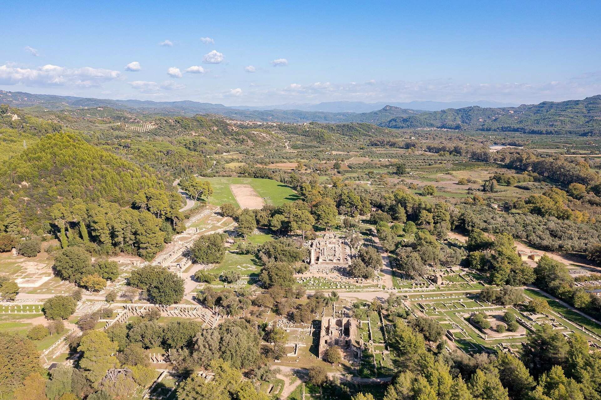 Vue aérienne du site archéologique d'Olympie - Péloponnèse - Grèce © dronepicr / Wikimedia (CC BY 2.0)