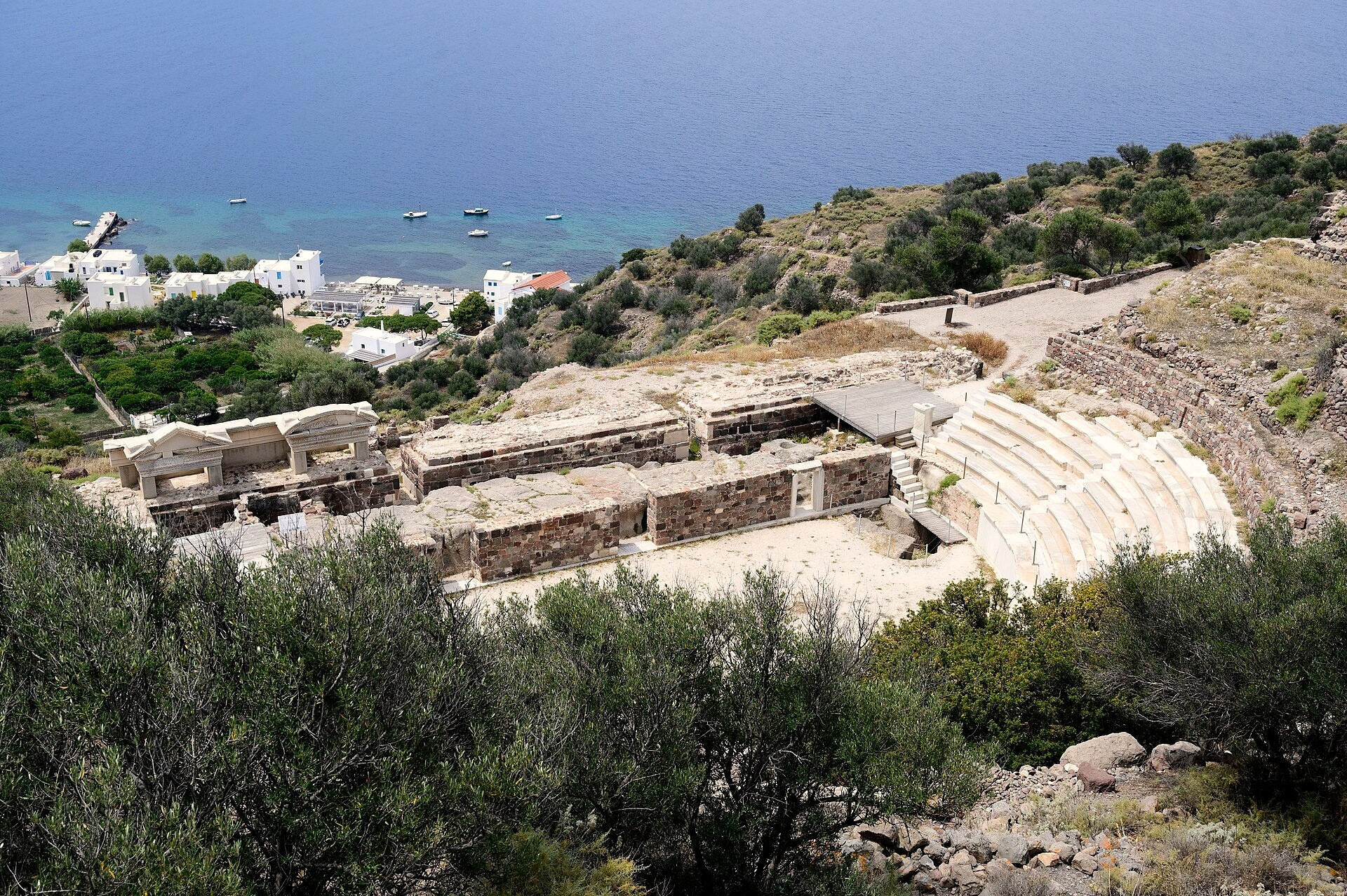 Théâtre antique romain de Milos face à la mer - Cyclades - Grèce © Zde / Wikimedia (CC BY-SA 4.0)