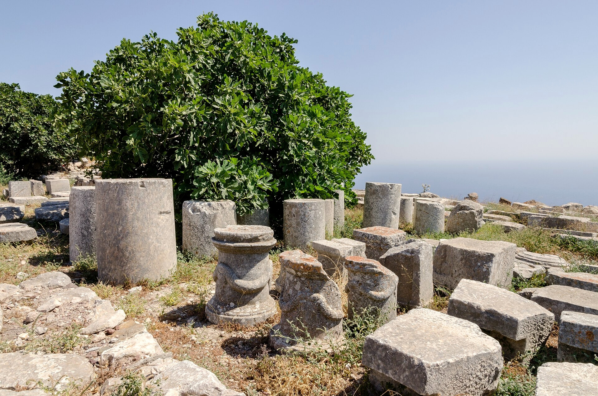 Ruines de l'ancienne Théra sur le Mesa Vouno - Santorin, Cyclades - Grèce © Norbert Nagel / Wikimedia (CC BY-SA 3.0)