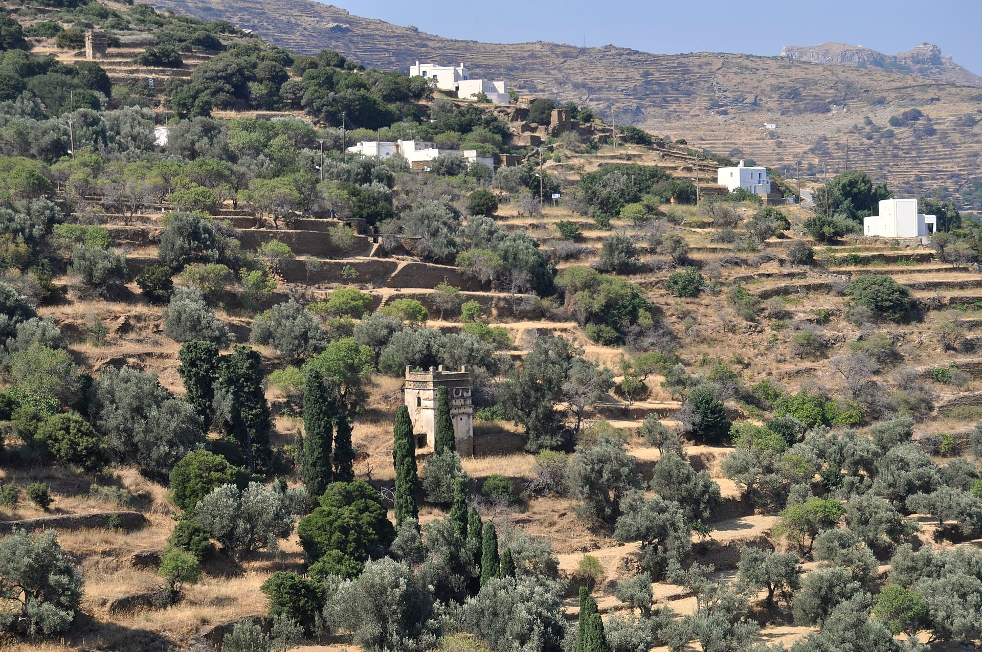 Vallées vertes en terrasses de l'île d'Andros - Cyclades, Grèce © Ioannis Fakis / Wikimedia (CC BY-SA 4.0)