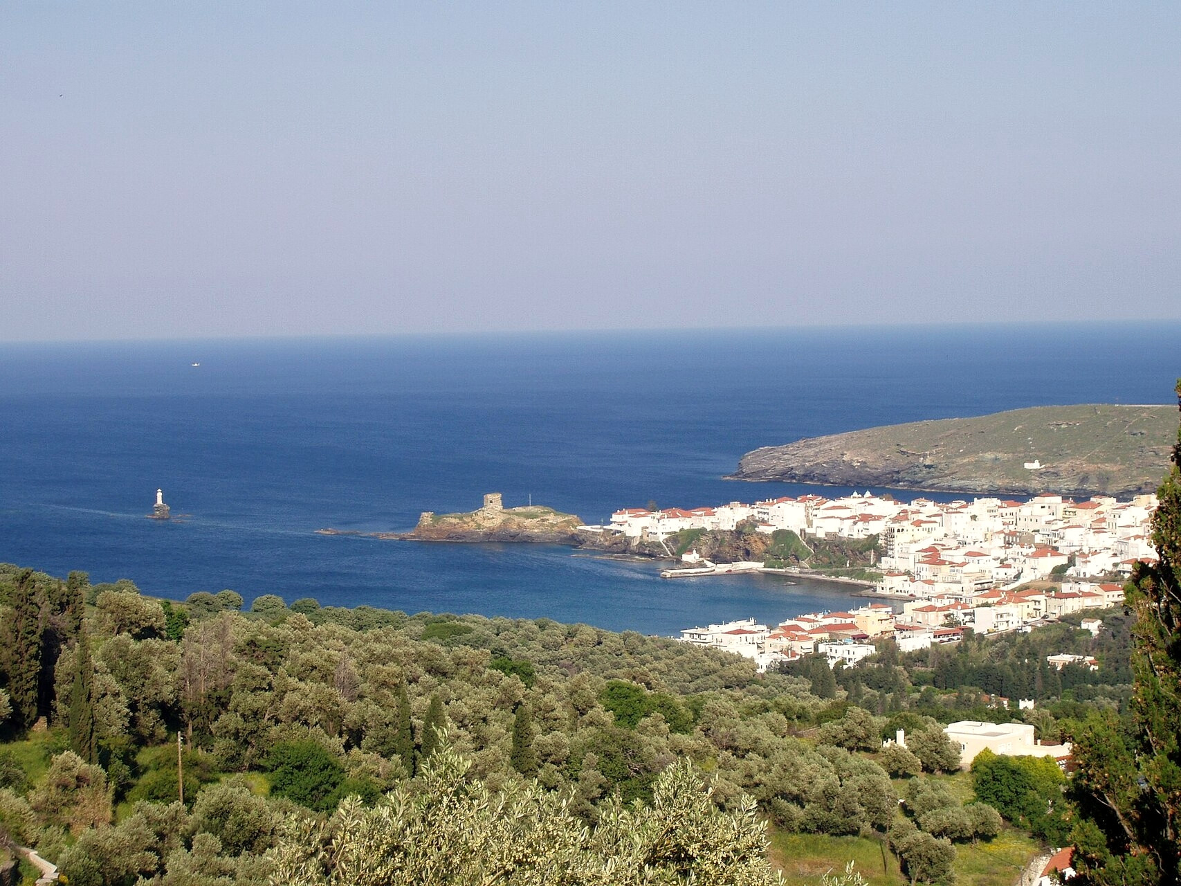 Collines verdoyantes au-dessus de la baie de Chora - Andros - Cyclades, Grèce