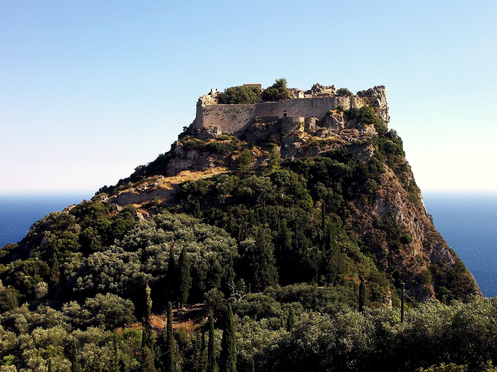 La forteresse byzantine d'Angelokastro sur son promontoire rocheux - Corfou, Îles Ioniennes - Grèce © Dr.K. / Wikimedia (CC BY-SA 3.0)