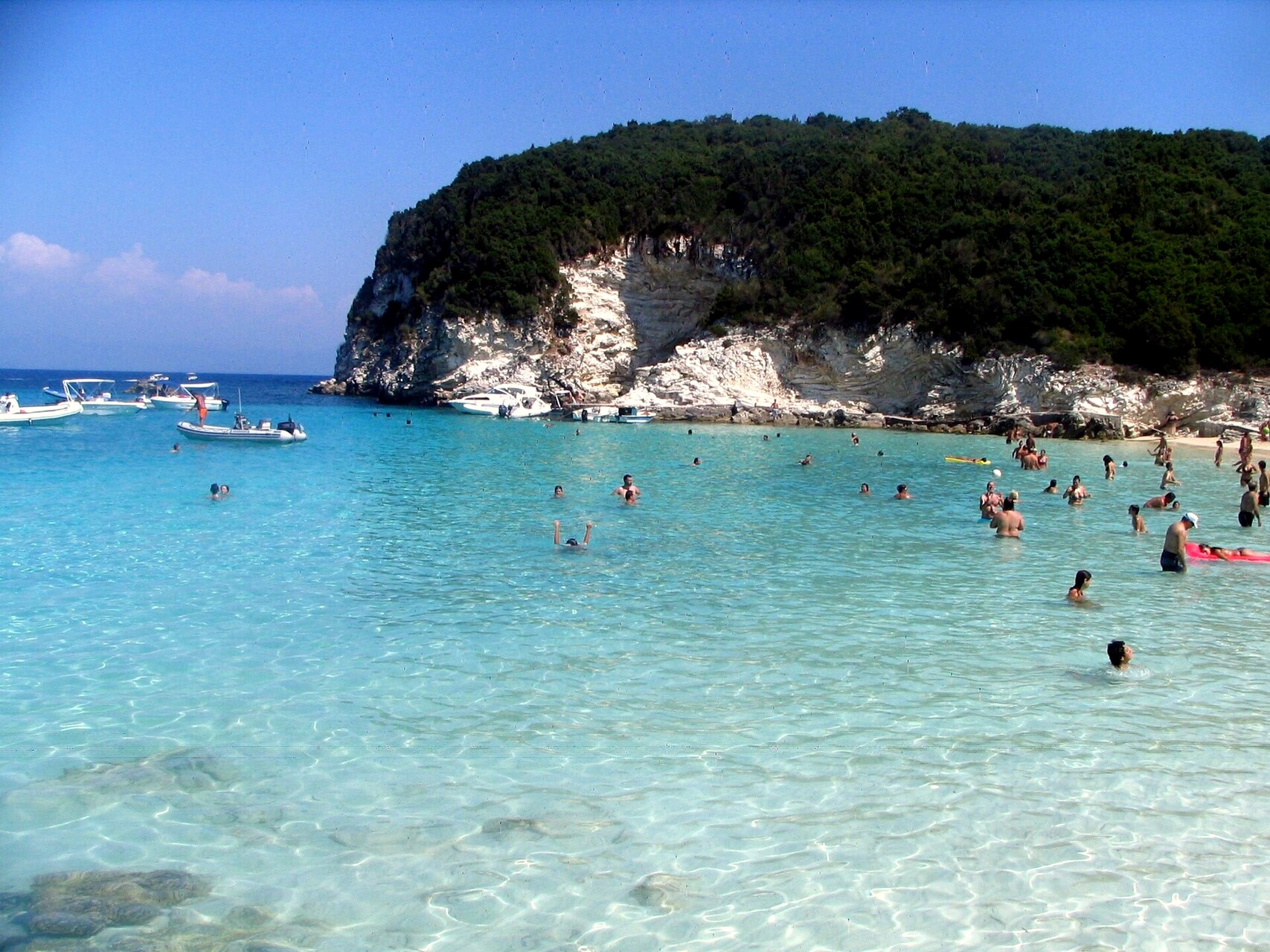 Les eaux turquoise de la plage de Vrika - Antipaxos, Îles Ioniennes - Grèce © Bogdan Giuşcă / Wikimedia (CC BY-SA 2.5)