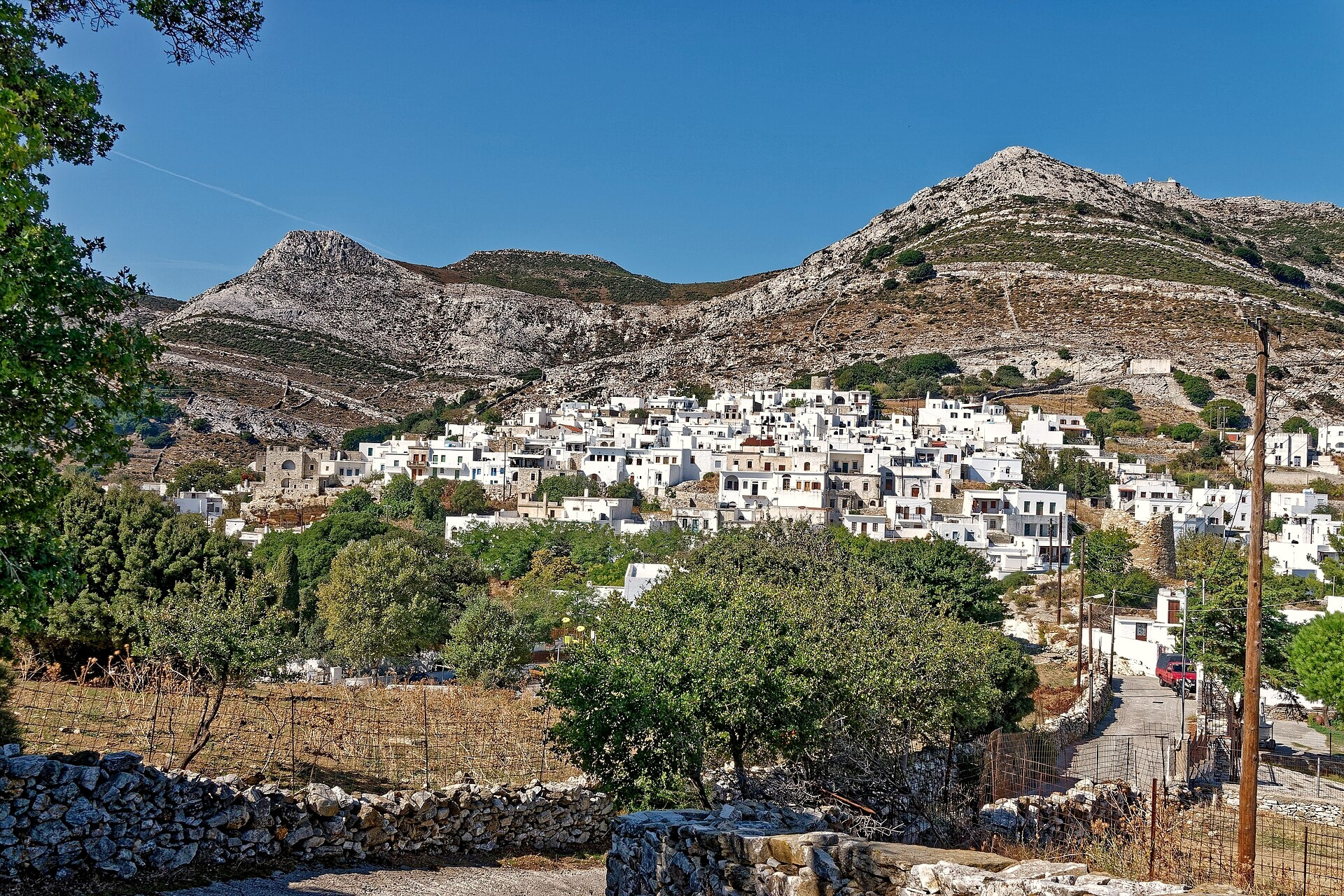 Le village de marbre d'Apeíranthos à flanc de montagne - Naxos, Cyclades - Grèce © Holger Uwe Schmitt / Wikimedia (CC BY-SA 4.0)