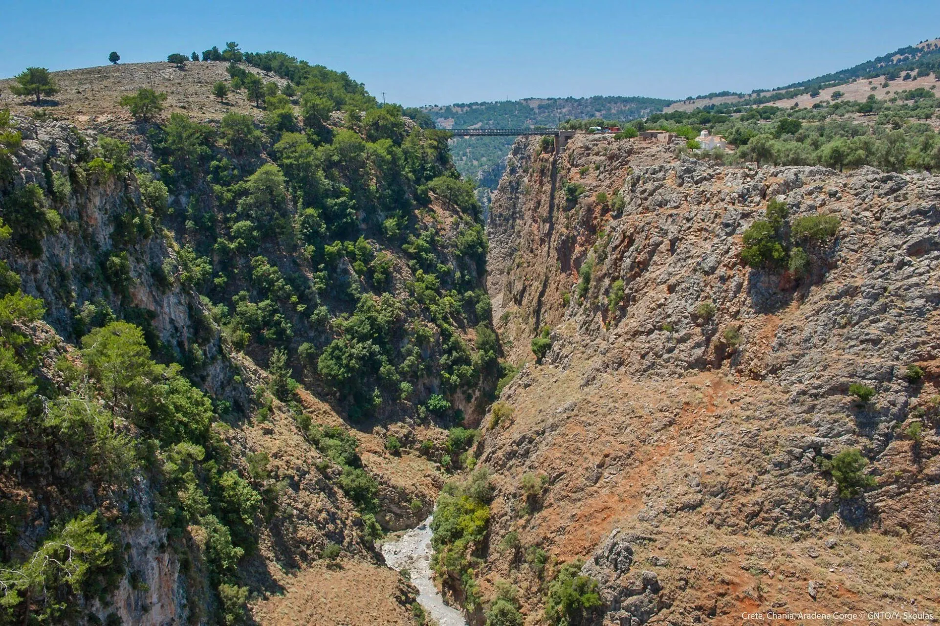 Gorges d'Aradena aux falaises abruptes et vegetees - Chania Crete