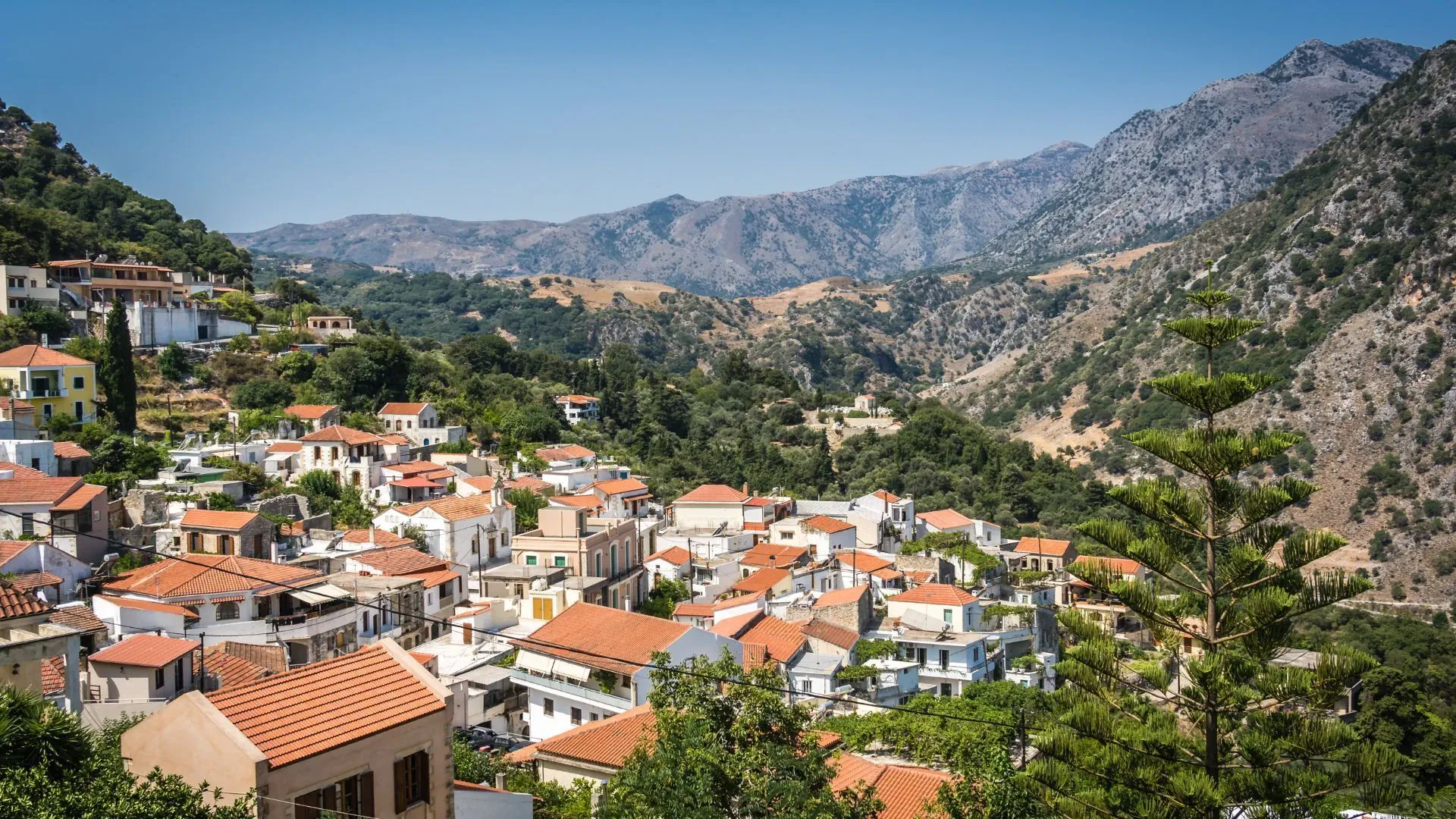 Village d'Argiroupolis niché dans les montagnes - Crète - Grèce