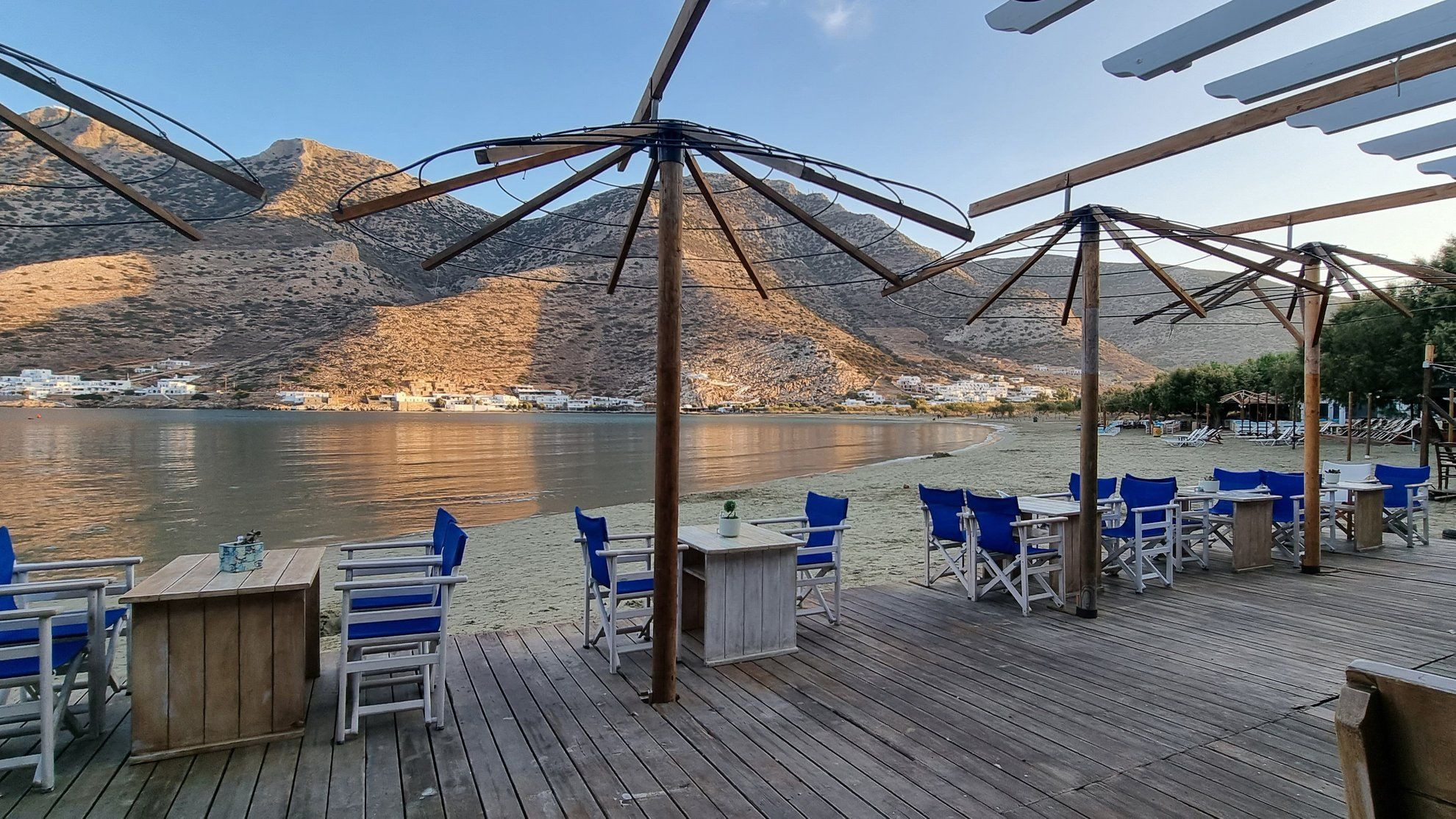 Taverne au crépuscule à Kamares, sur l'île de Sifnos