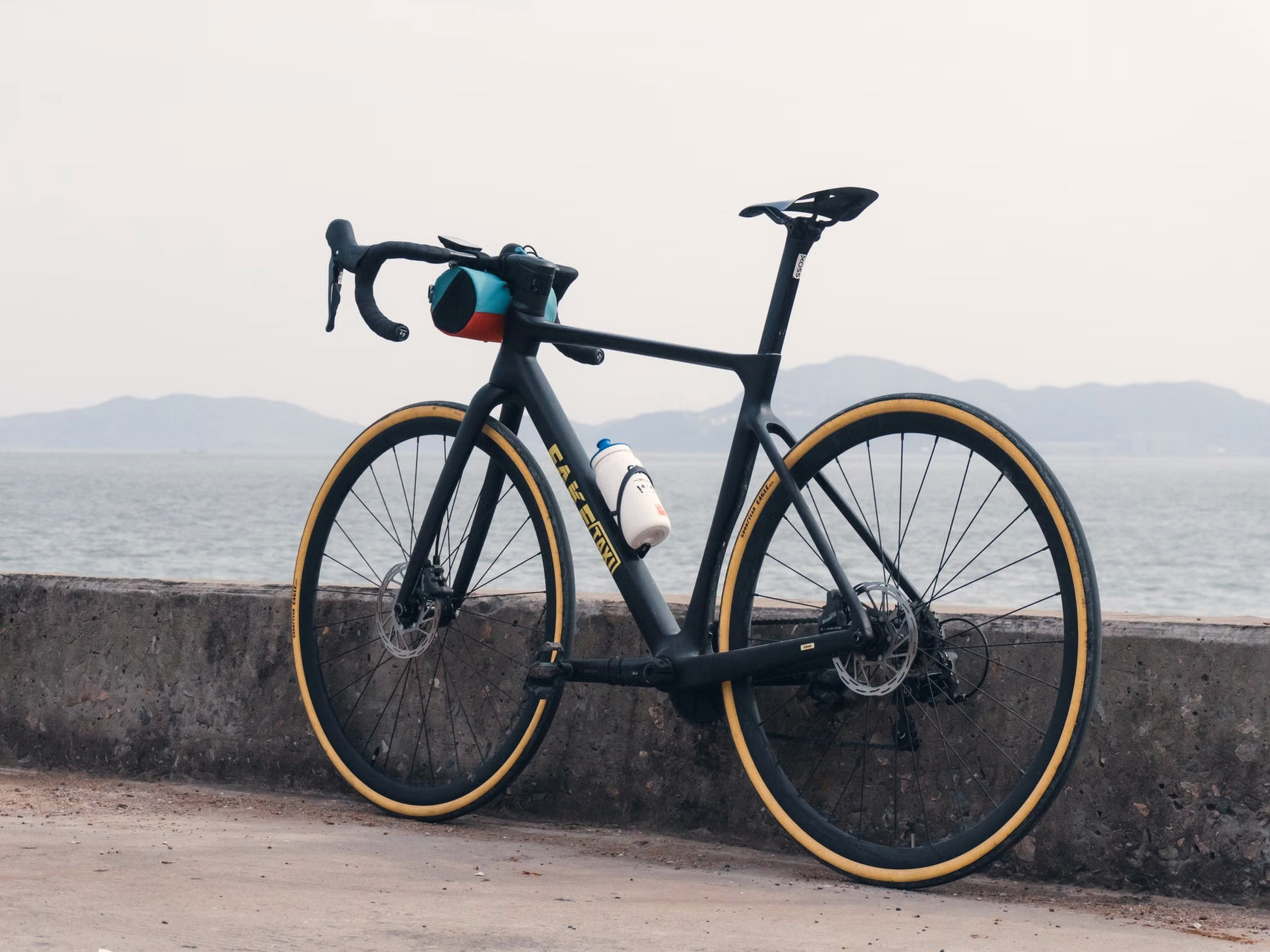 Vélo posé face à la mer et aux collines - Grèce