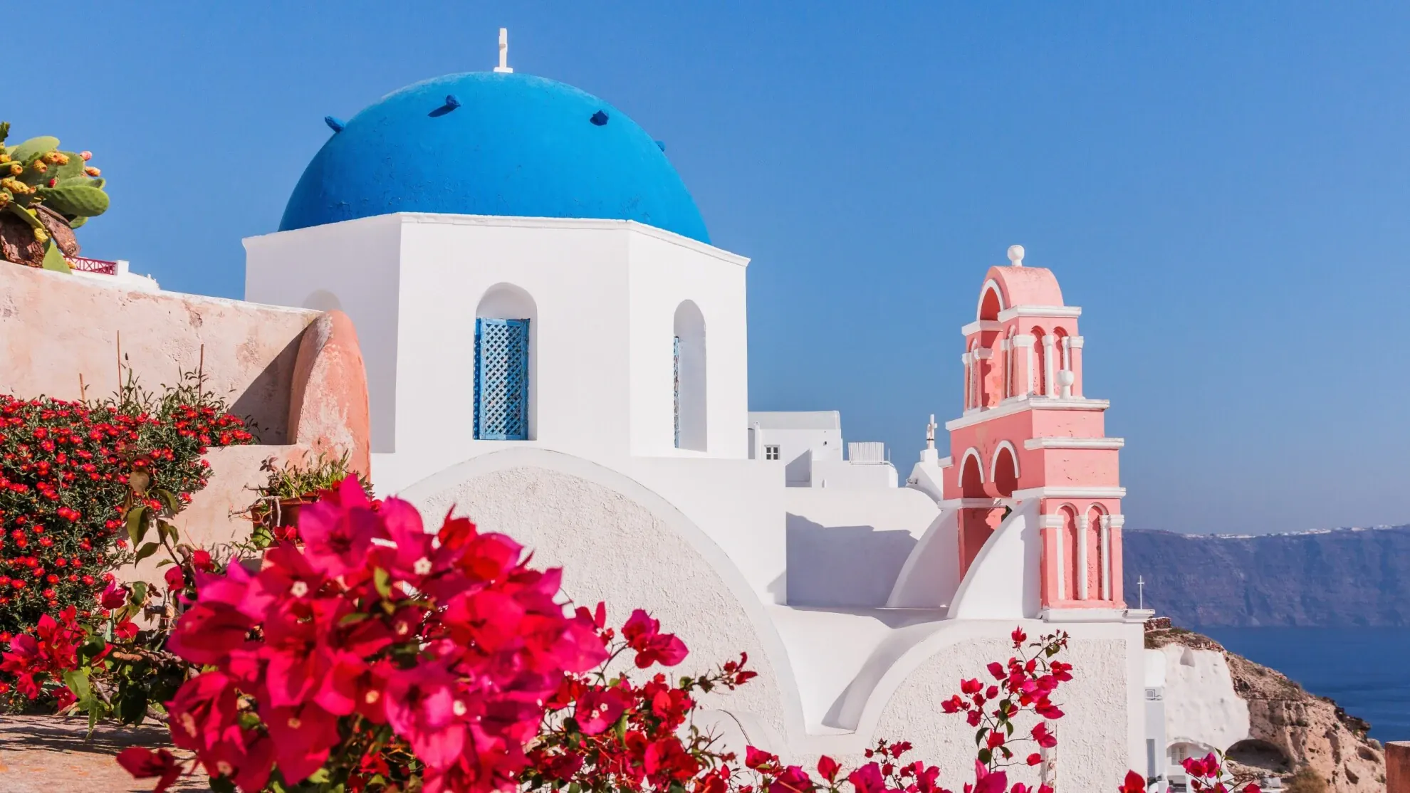 Dôme bleu et bougainvilliers roses - Santorin - Grèce