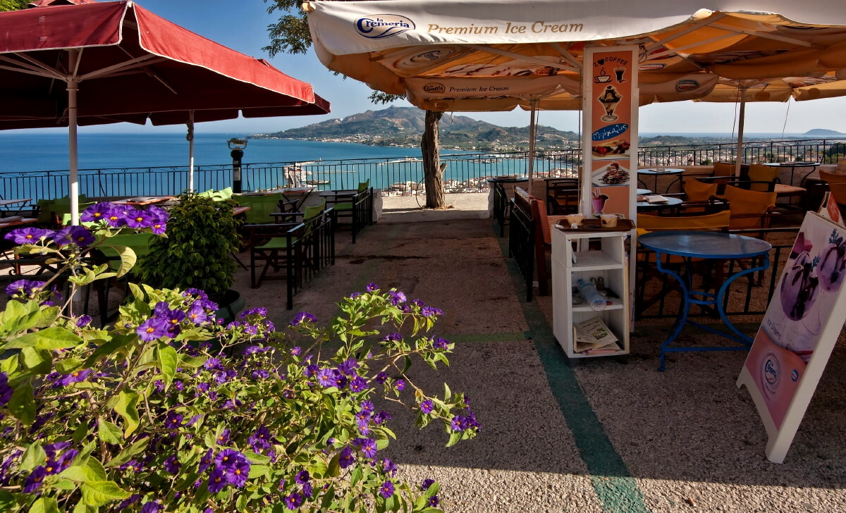 Terrasse en surplomb de la baie de Zante-ville - Bochali, îles Ioniennes - Grèce © Paul Lakin / Wikimedia (CC BY 3.0)