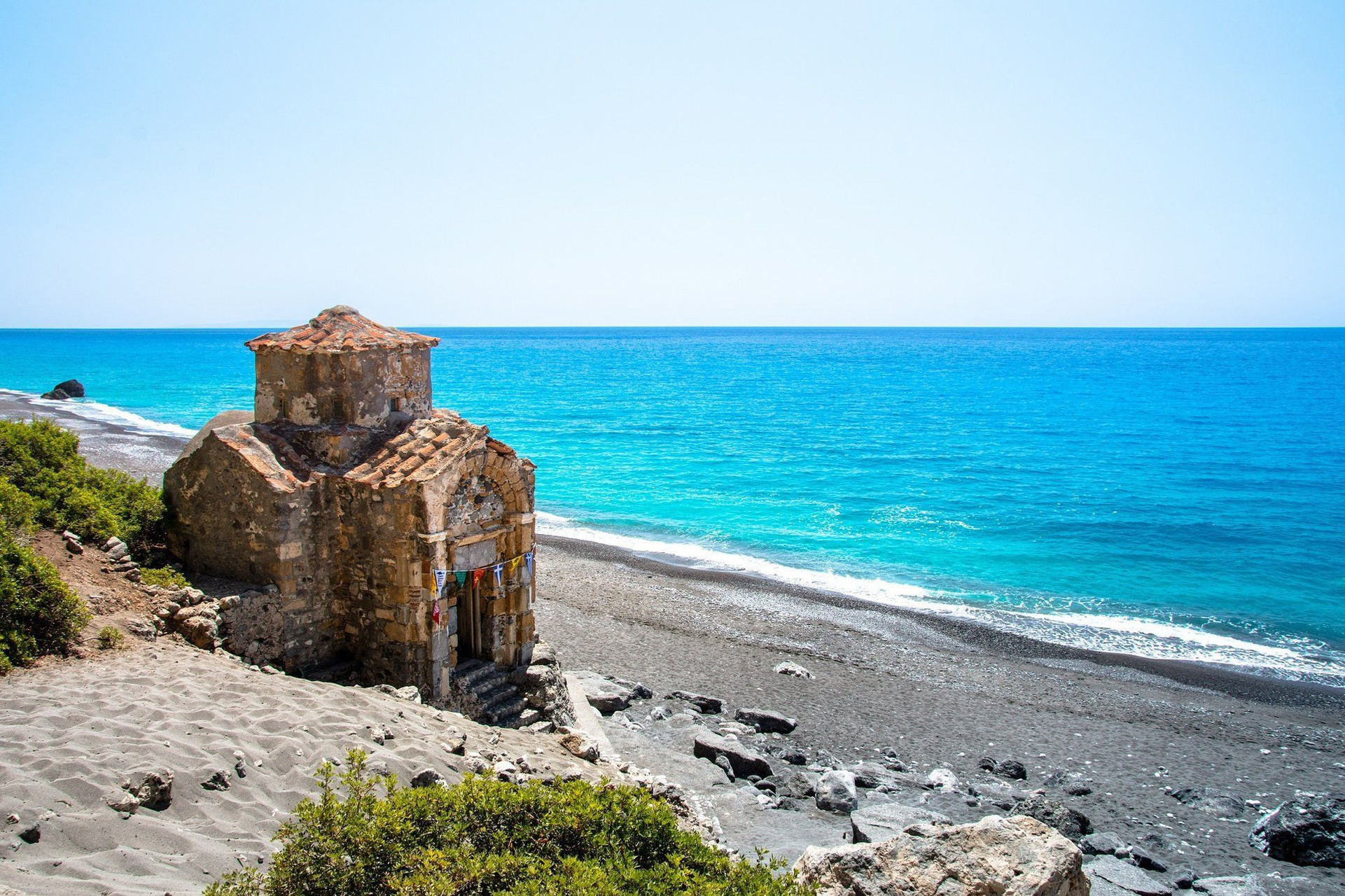 © Adobe Stock Chapelle byzantine sur une plage face à la mer turquoise - Crète - Grèce