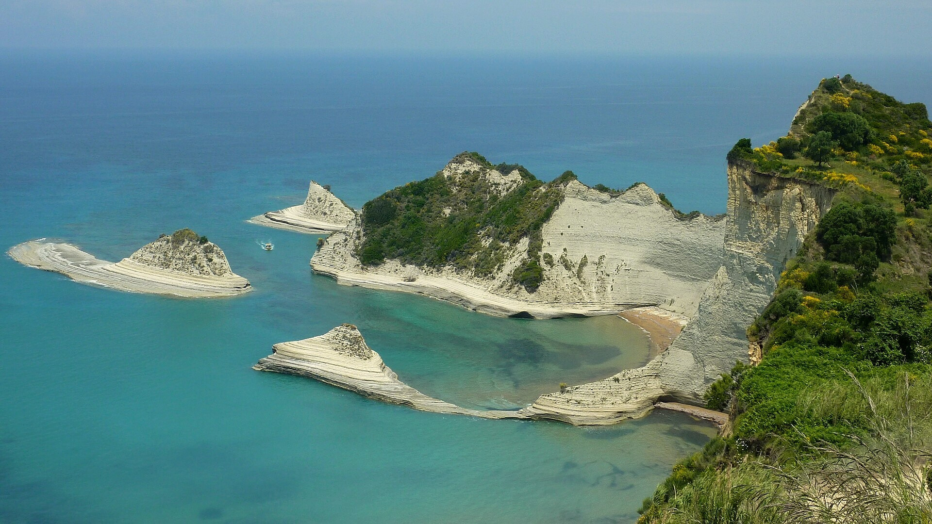 Les falaises de grès blanc du cap Drastis plongeant dans la mer - Corfou, Îles Ioniennes - Grèce © Luc.T / Wikimedia (CC BY 2.0)