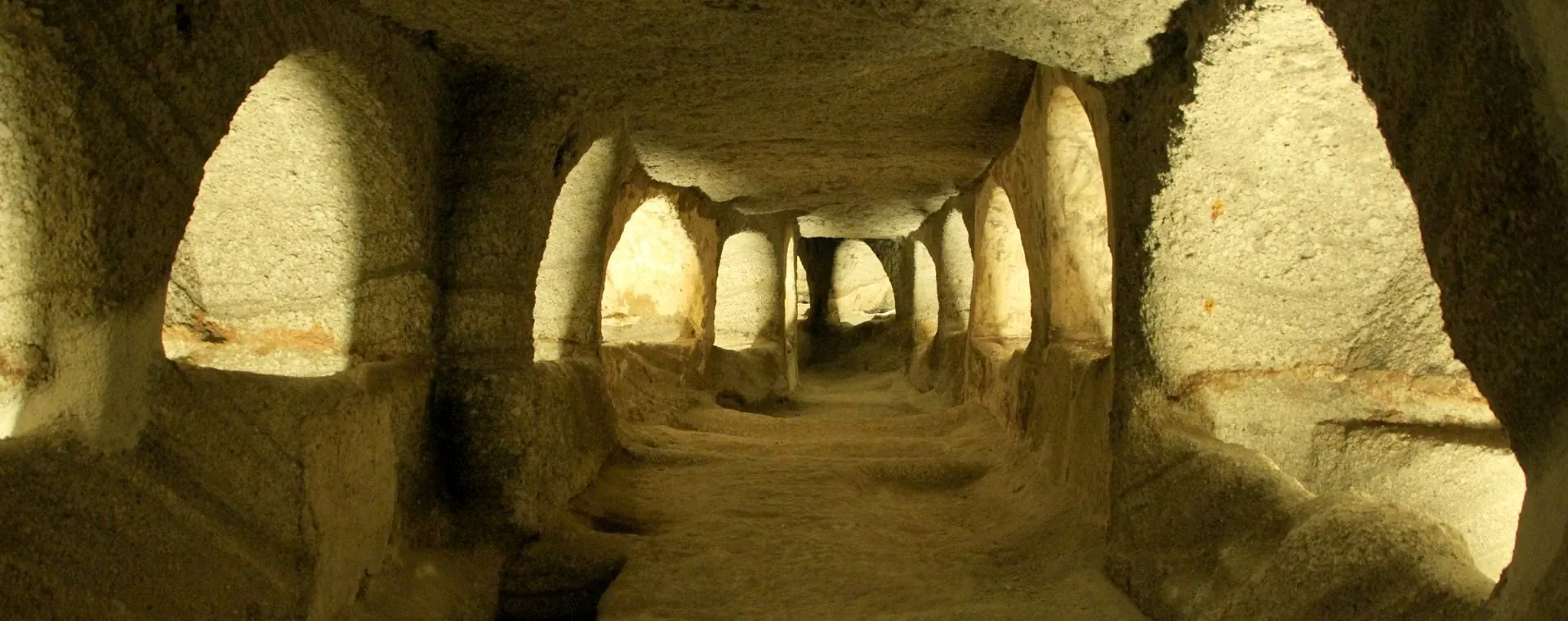 Catacombes antiques aux arches de pierre sculptées - Milos - Cyclades - Grèce
