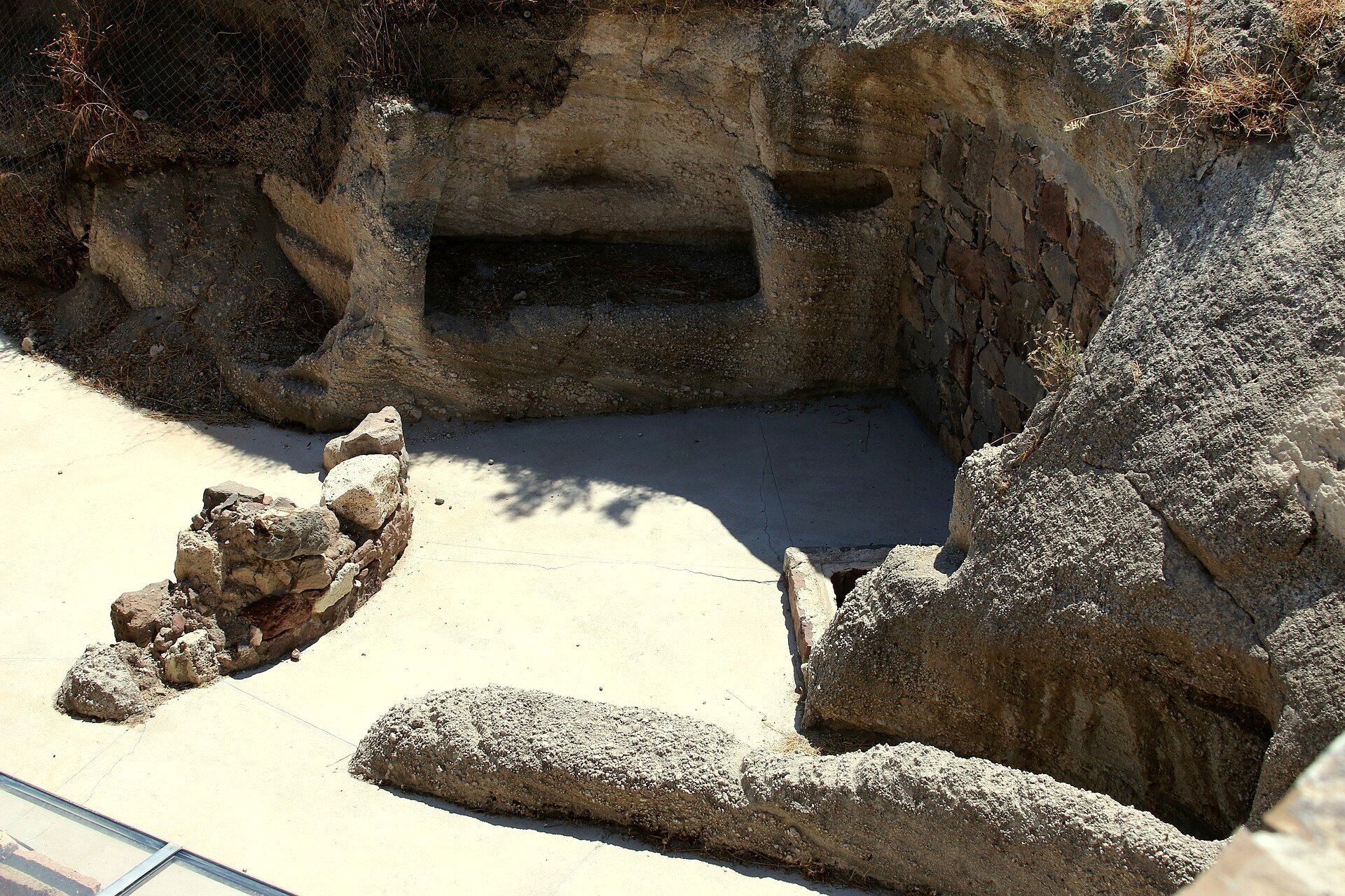 Chambres funéraires creusées dans la roche aux catacombes de Milos - Cyclades - Grèce © Zde / Wikimedia (CC BY-SA 4.0)