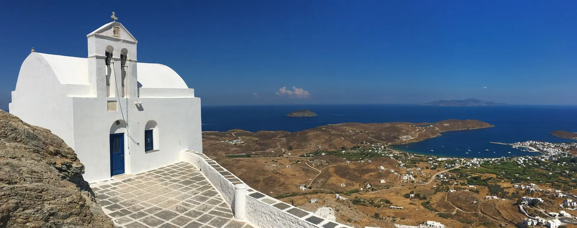 Chapelle blanche au sommet dominant la mer Égée et la baie - Sérifos - Grèce