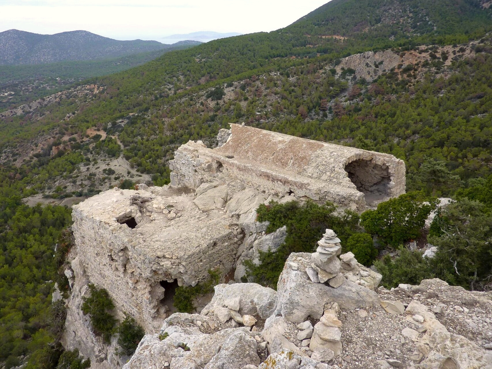 Château de Monolithos perché sur son rocher au-dessus des pins - Rhodes, Dodécanèse - Grèce © Chris06 / Wikimedia (CC BY-SA 4.0)