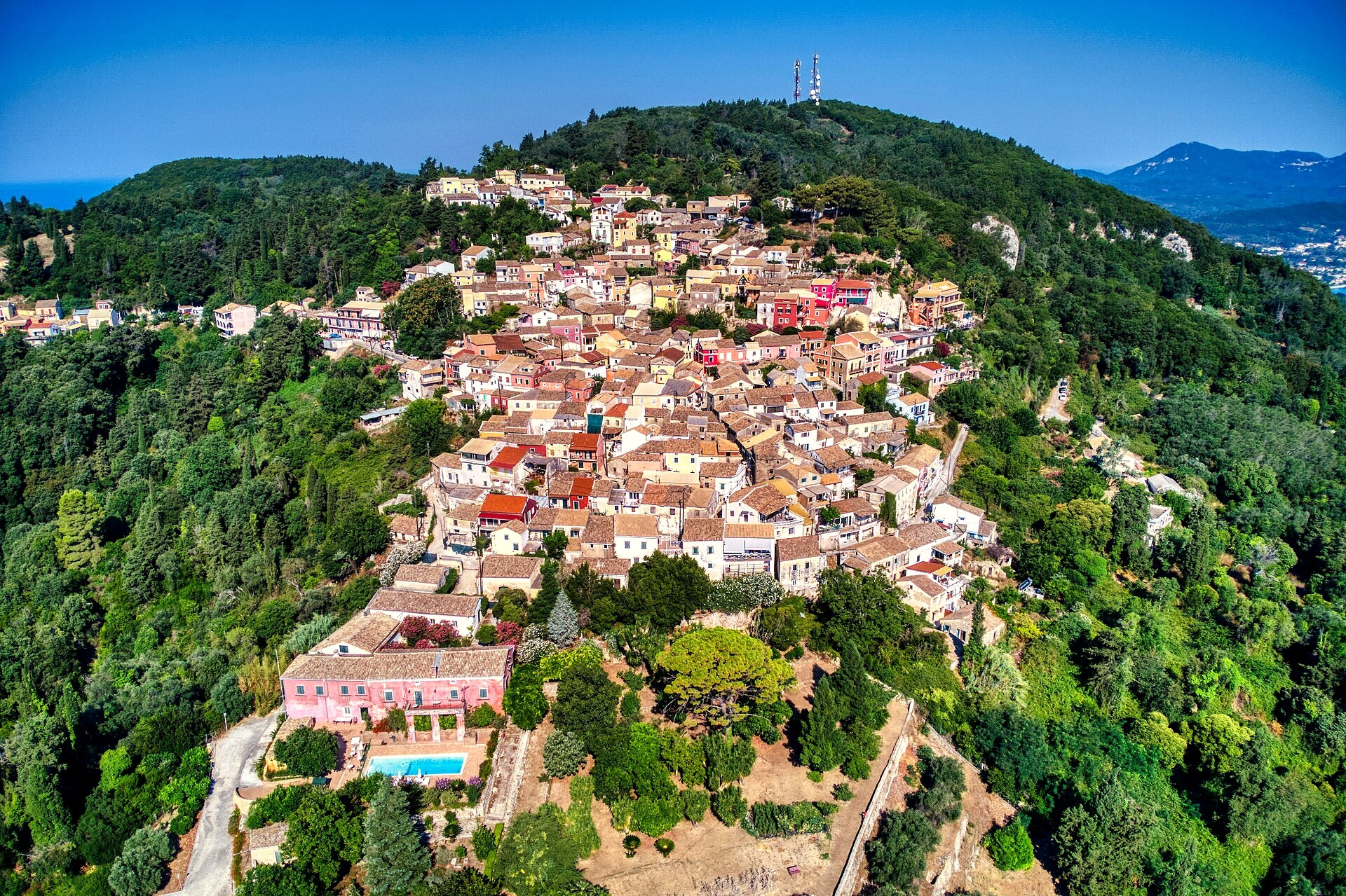 Le village perché de Chlomos sur sa colline verdoyante - Corfou, Îles Ioniennes - Grèce © Hagai Agmon-Snir / Wikimedia (CC BY-SA 4.0)