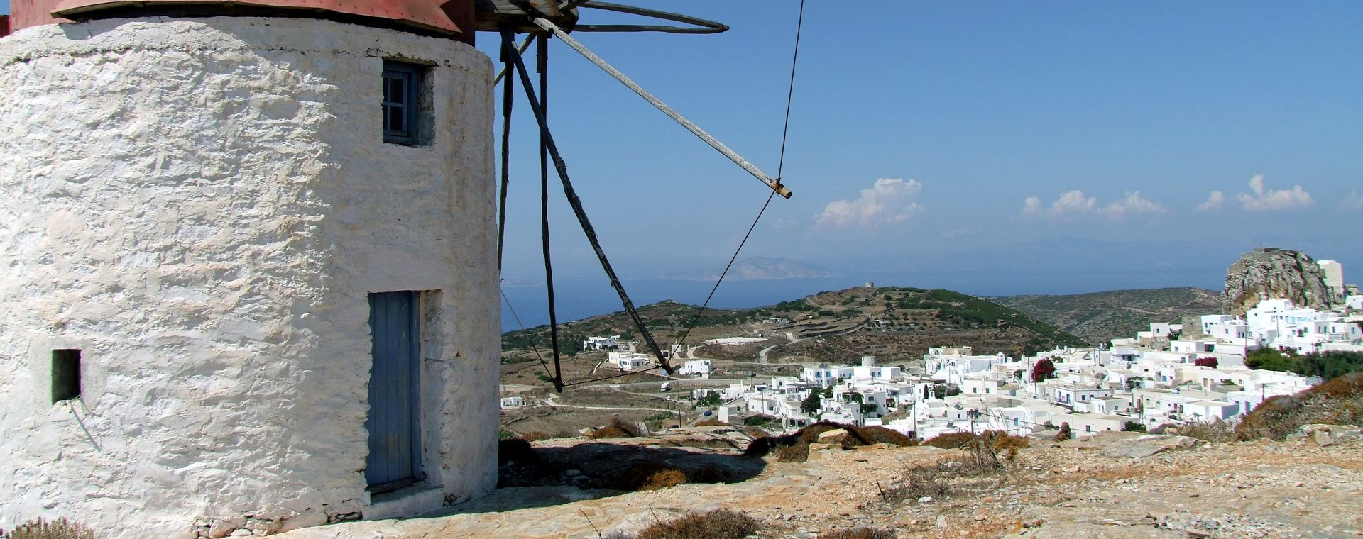 Chora d'Amorgos posée sur son rocher - Cyclades - Grèce