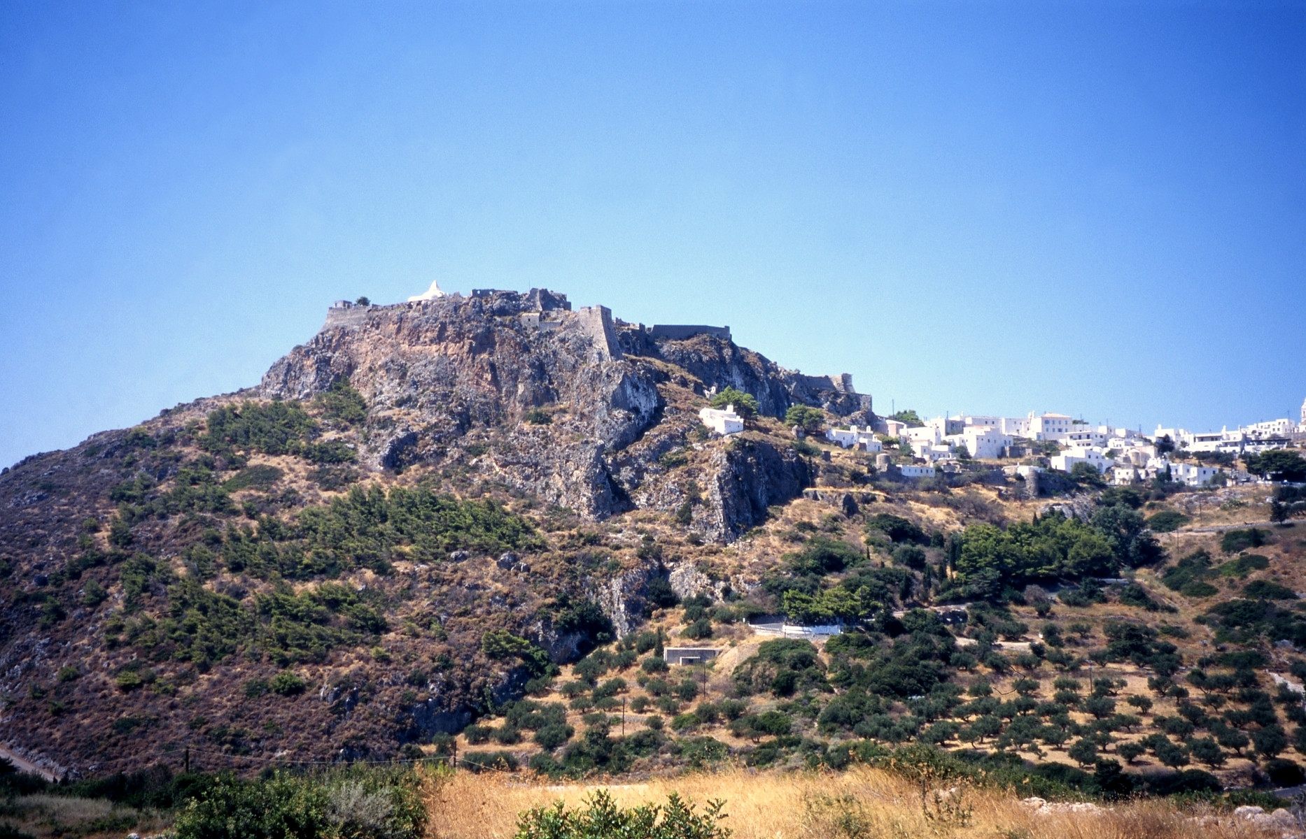 Chora et son kastro vénitien perché - Cythère, îles Ioniennes - Grèce © Ingo Mehling / Wikimedia (CC BY-SA 3.0)