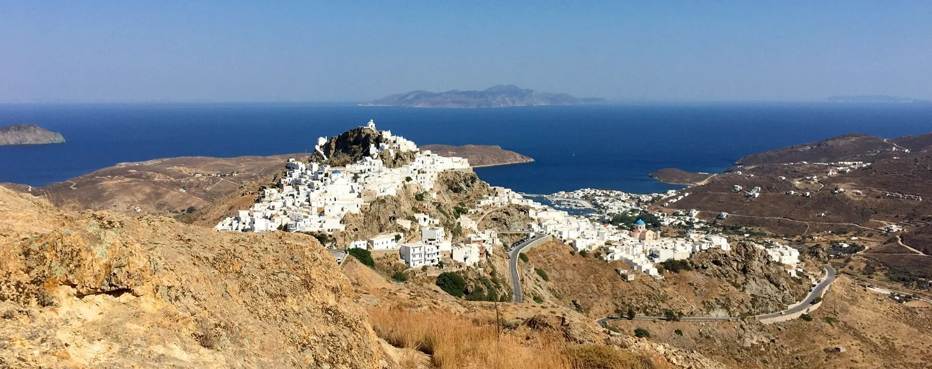 Chora de Serifos depuis le port de Livadi - Cyclades - Grèce