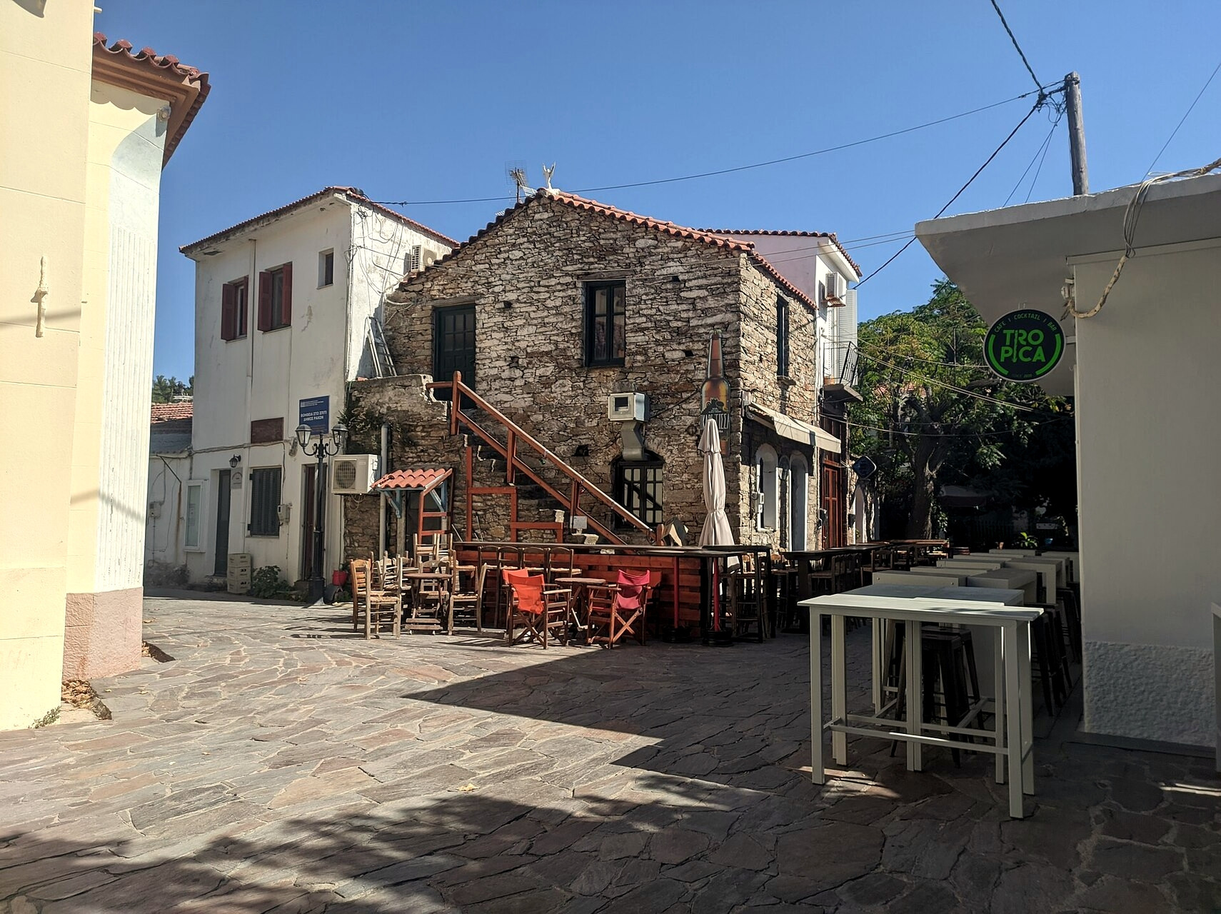© Leeturtle, Wikimedia Commons (CC BY-SA 4.0) Place traditionnelle du village de Christos Raches - Ikaria - Grèce © Leeturtle / Wikimedia (CC BY-SA 4.0)