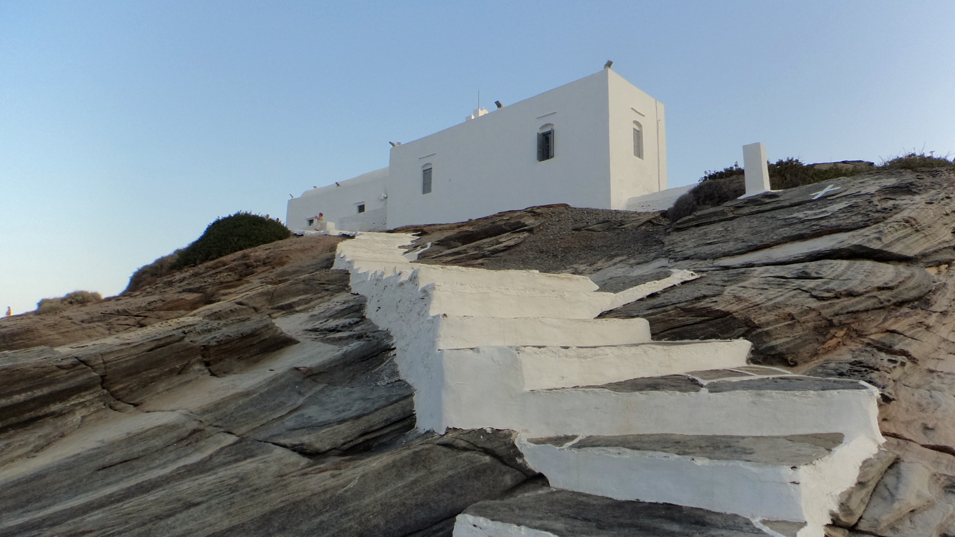 Monastère de Chrysopigi sur son promontoire rocheux - Sifnos, Cyclades - Grèce © Konalouisa / Wikimedia (CC BY-SA 4.0)