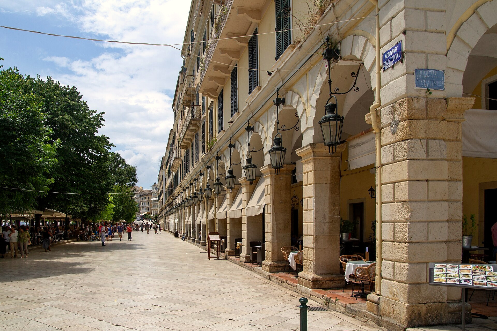 Les arcades vénitiennes du Liston dans la vieille ville de Kerkyra - Corfou - Grèce © Maksym Kozlenko / Wikimedia (CC BY-SA 4.0)
