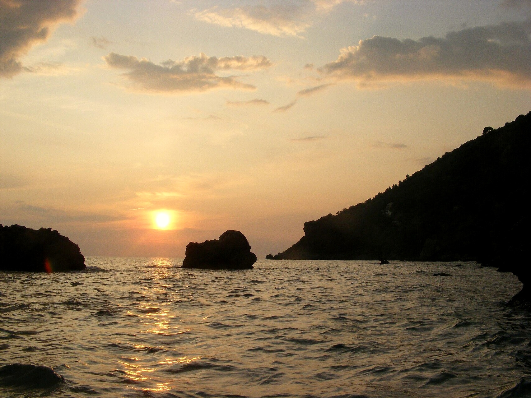 Coucher de soleil sur la crique de Myrtiotissa - Corfou - Grèce © maczopikczu / Wikimedia (CC BY 3.0)