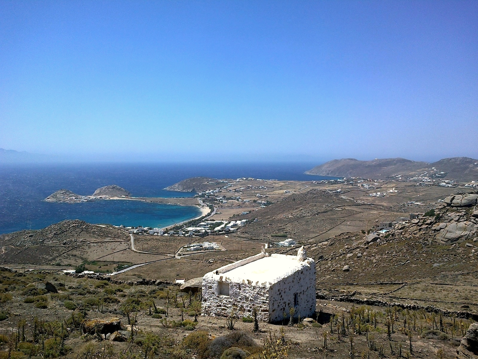 Chapelle blanche dominant une baie des Cyclades - mer Égée - Grèce © René Boulay / Wikimedia (CC BY-SA 3.0)