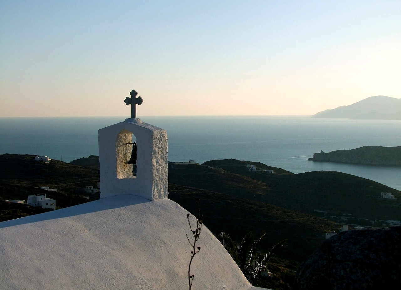 Chapelle blanche au-dessus de la mer Égée - Cyclades, Grèce