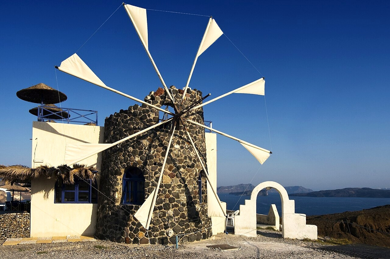 Moulin cycladique blanc au-dessus de la mer Égée - Cyclades - Grèce © Wolfgang Staudt / Wikimedia (CC BY 2.0)
