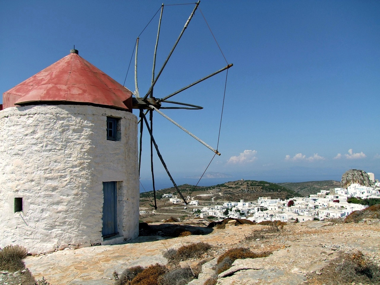 Moulin à vent traditionnel dominant un village blanc - Cyclades - Grèce