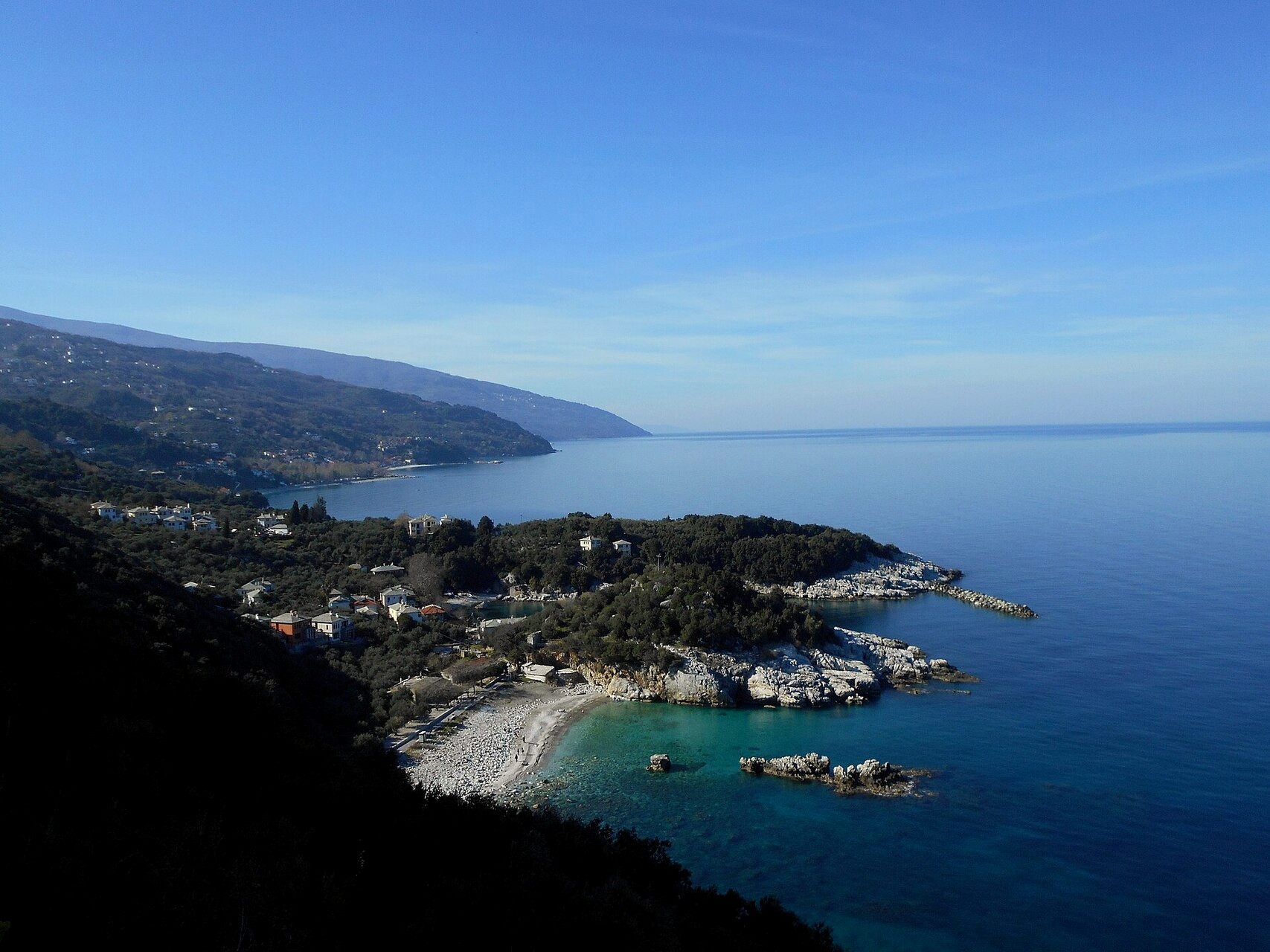 © Eleni Alexiou, Wikimedia Commons (CC BY-SA 4.0) Le port ancien de Damouchari niché entre les rochers - Pélion, Thessalie - Grèce © Eleni Alexiou / Wikimedia (CC BY-SA 4.0)