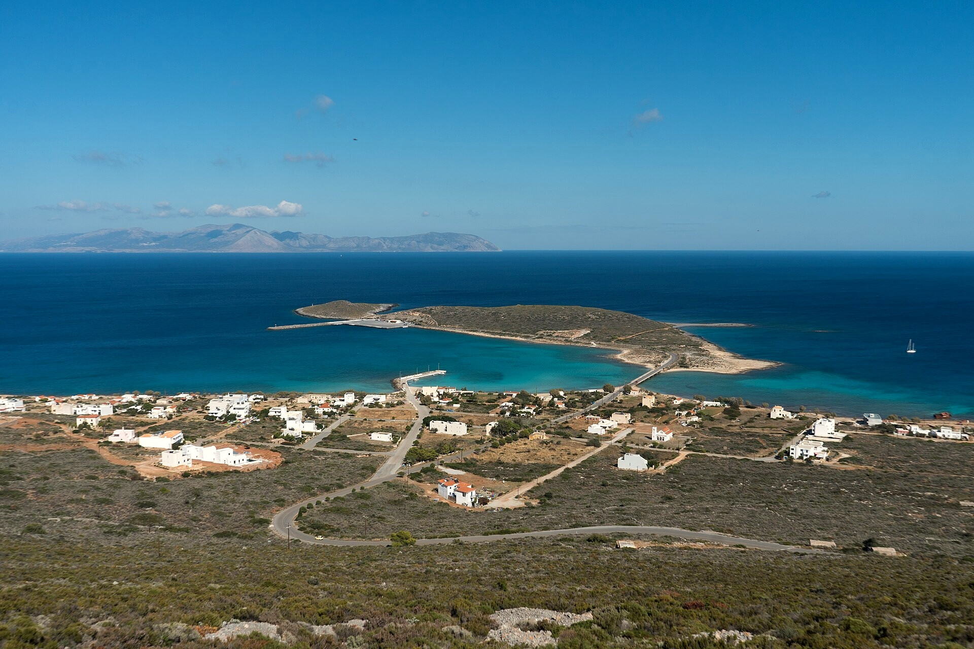 Le port de Diakofti et sa baie turquoise - Cythère, îles Ioniennes - Grèce © Alexey Komarov / Wikimedia (CC BY-SA 4.0)