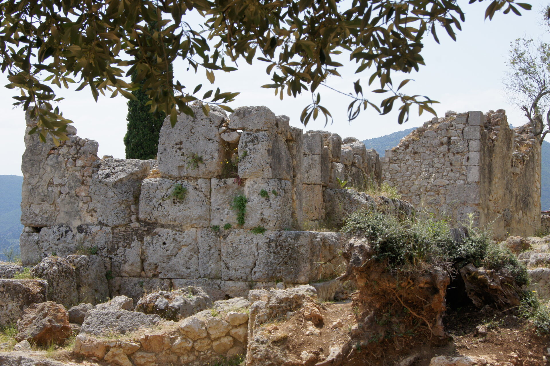 Ruines mycéniennes de l'école d'Homère - Ithaque, Îles Ioniennes - Grèce © Praxinoa / Wikimedia (CC BY-SA 3.0)