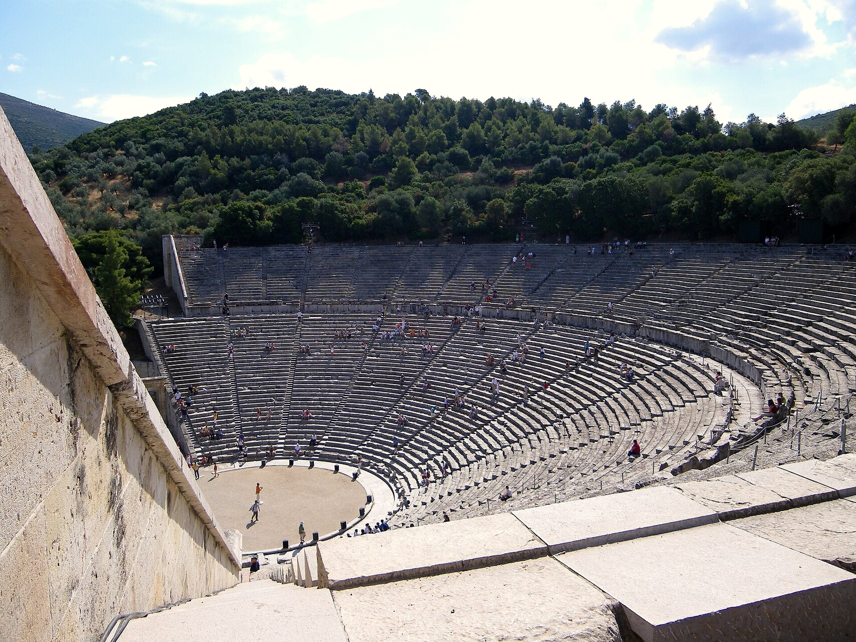 Théâtre antique d'Épidaure et ses gradins de pierre - Péloponnèse - Grèce © Aristoboylos / Wikimedia (CC BY-SA 4.0)
