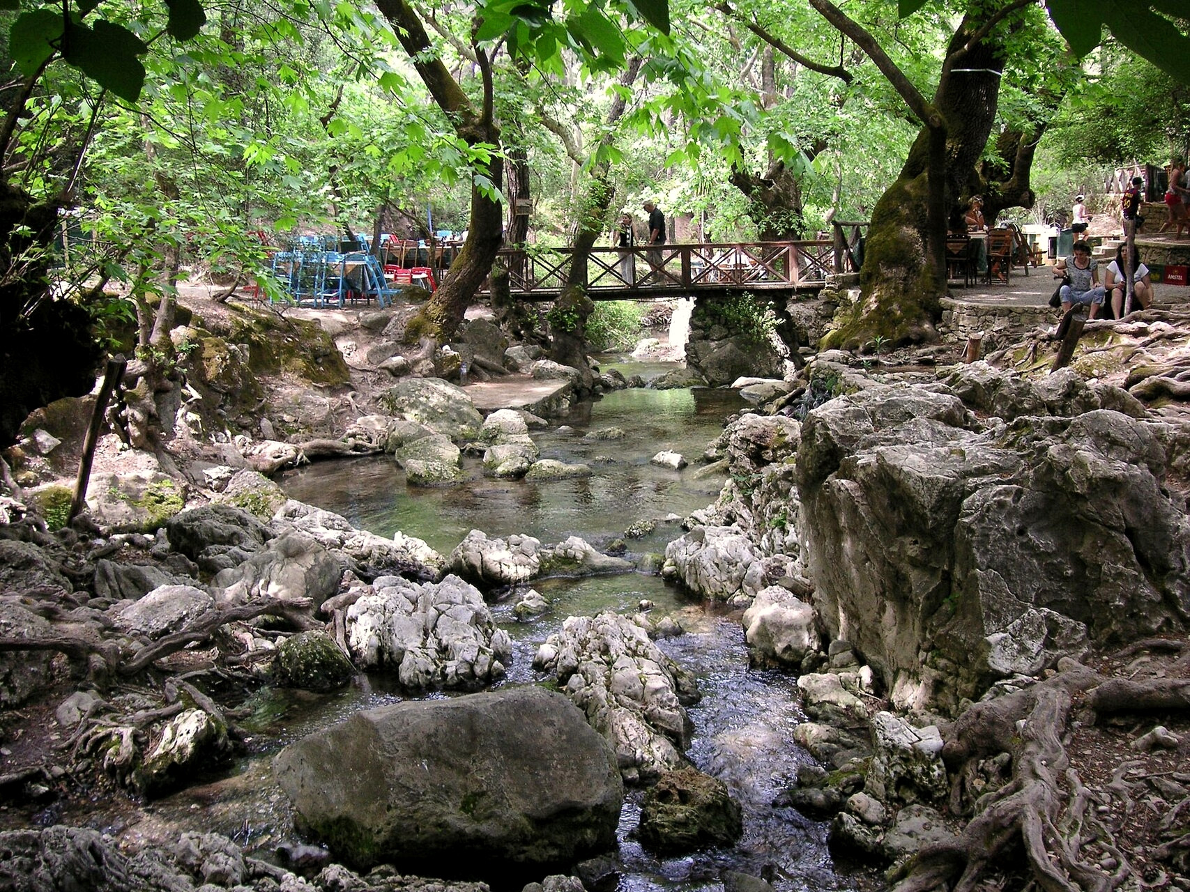Passerelle sur le ruisseau ombragé d'Epta Piges, les Sept Sources - Rhodes, Dodécanèse - Grèce © Nikater / Wikimedia (CC BY-SA 3.0)