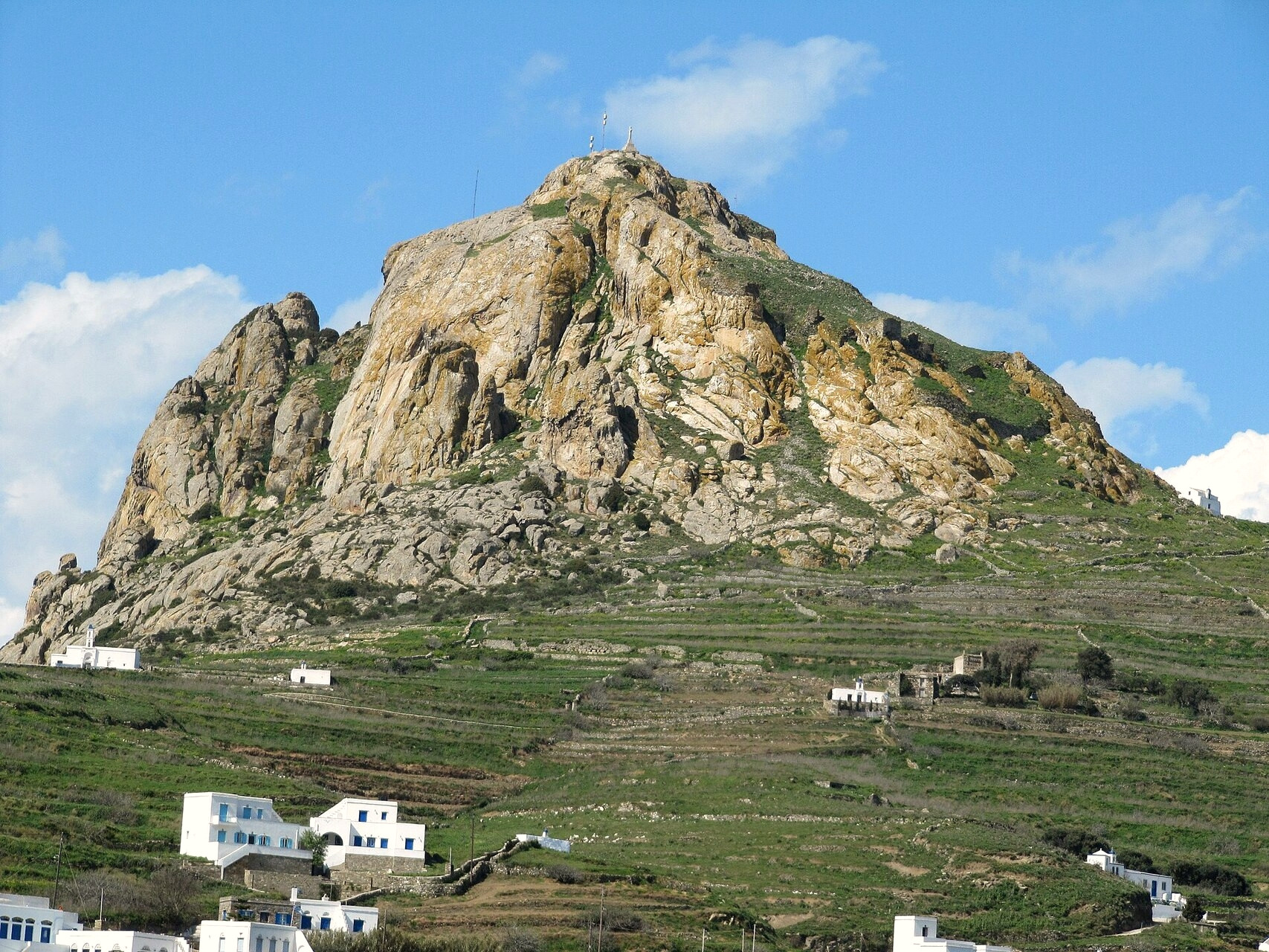 © Maria Delasoula, Wikimedia Commons Le rocher-forteresse d'Exombourgo dominant l'île - Tinos, Cyclades - Grèce © Maria Delasoula / Wikimedia (CC BY)