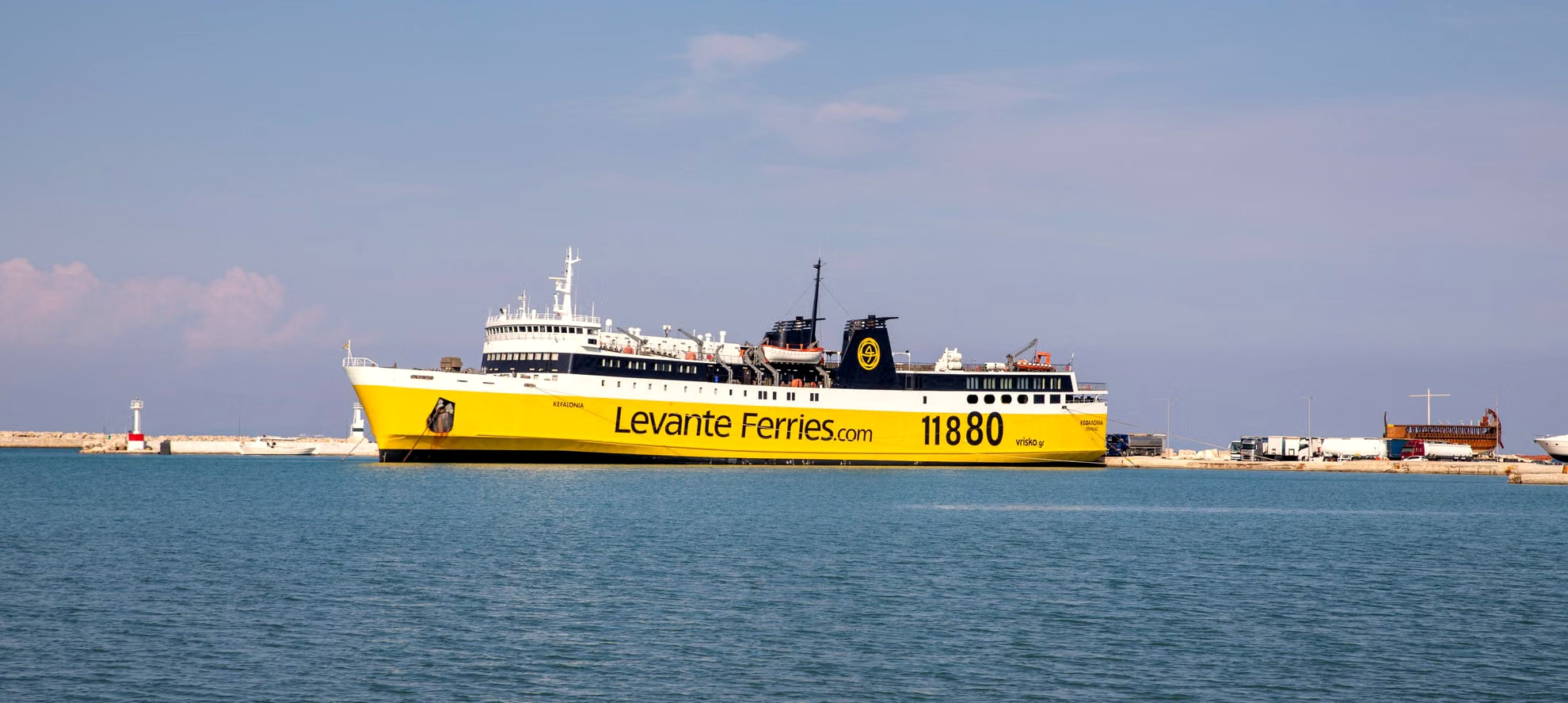 Ferry à quai dans un port grec avant l'embarquement - Grèce