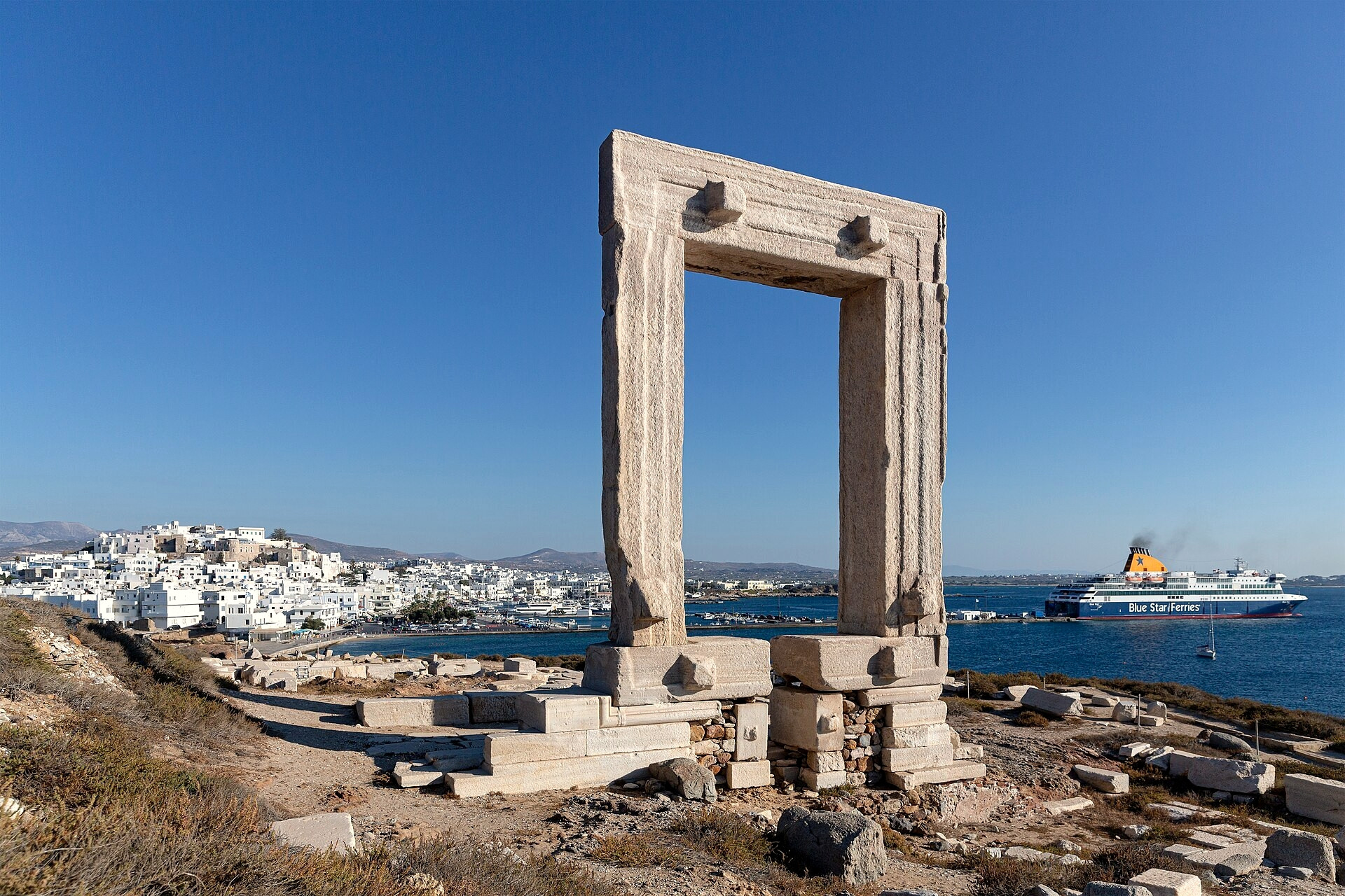 Ferry passant devant la Portara de Naxos - Naxos, Cyclades - Grèce © Manfred Werner / Wikimedia (CC BY-SA 4.0)