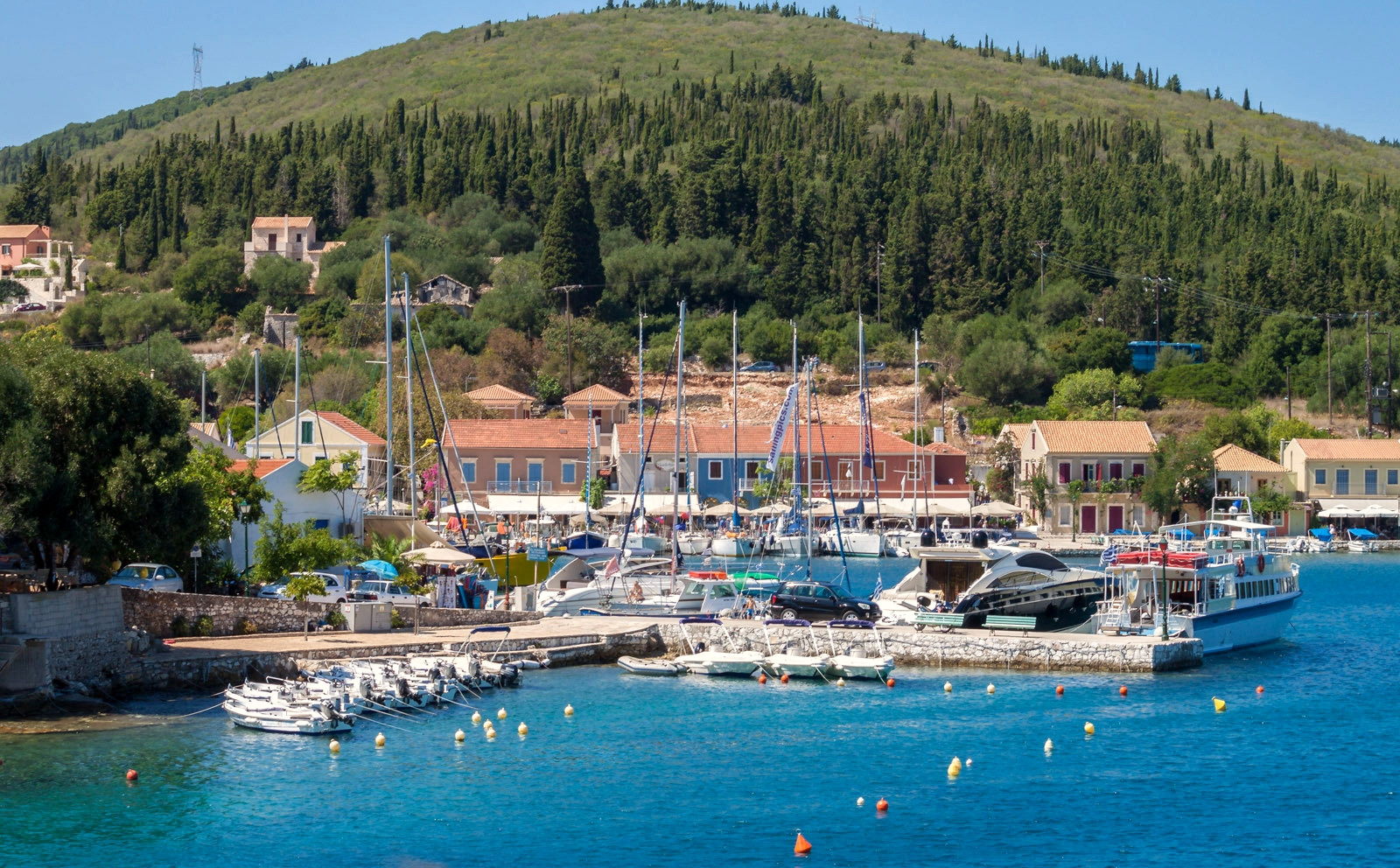 © Paul Lakin, Wikimedia Commons (CC BY 3.0) Village portuaire de Fiscardo - Céphalonie - Grèce © Paul Lakin / Wikimedia (CC BY 3.0)