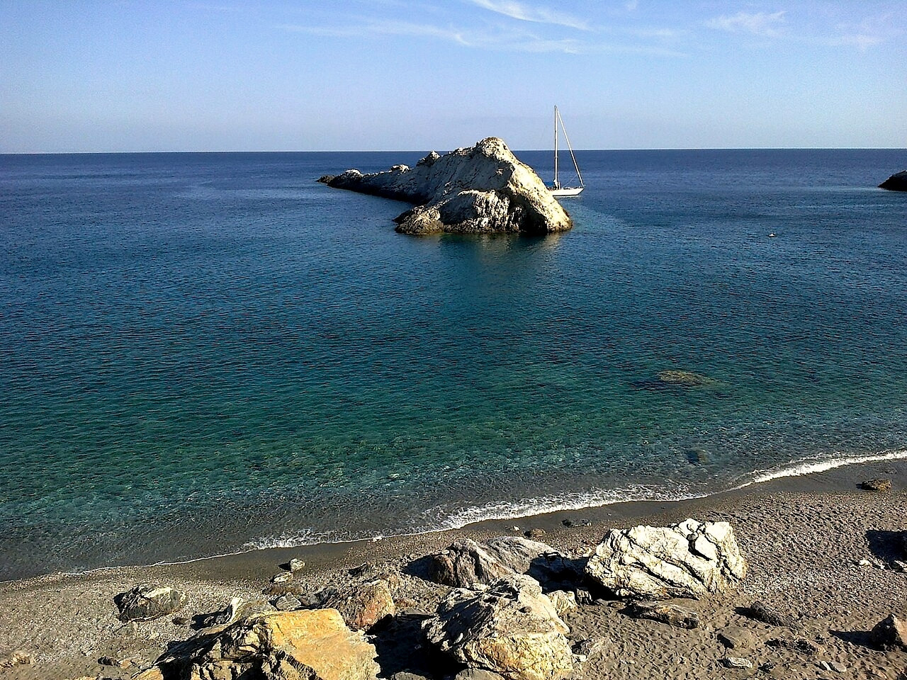 Crique sauvage aux eaux cristallines de Folégandros - Cyclades - Grèce